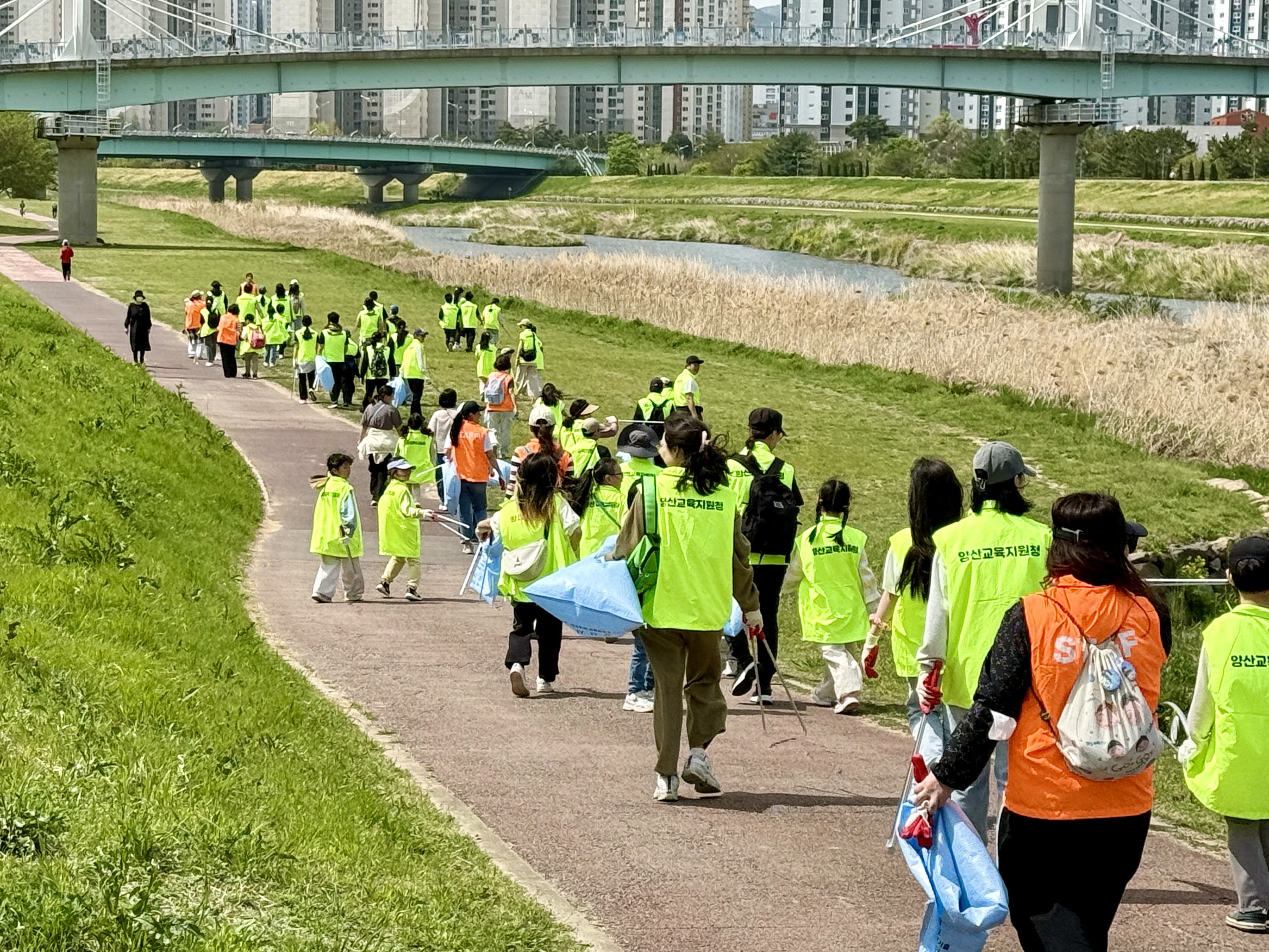양산교육지원청, ‘2025. 나와 지구를 살리는 가족플로깅 캠페인’ 출발 - 관련이미지2