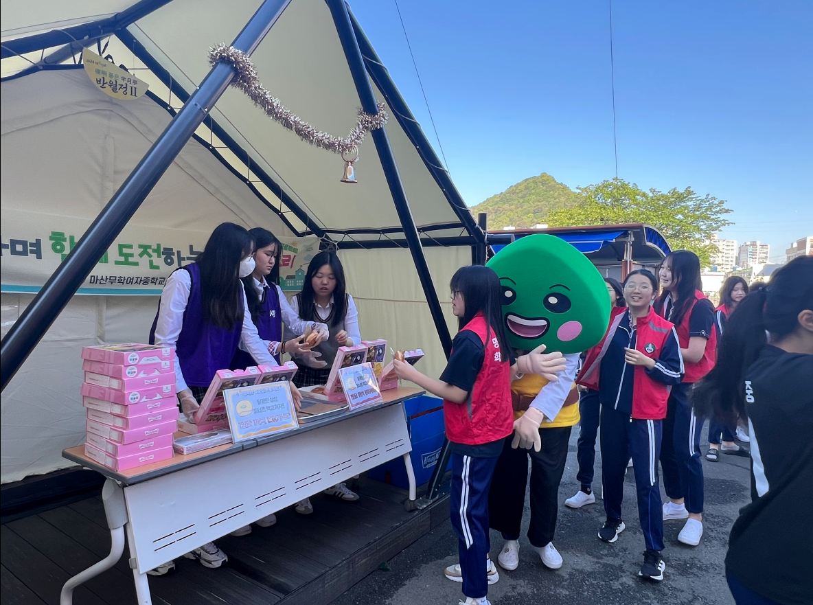 마산무학여중 '행복한 등굣길 프로젝트- 도넛츠 먹고~ 학교가자!'  - 관련이미지2