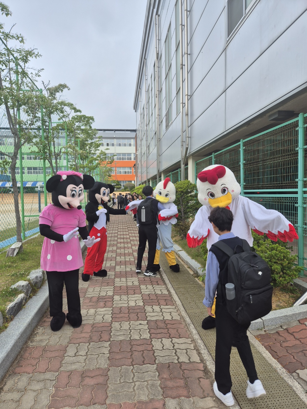 충무중학교, 스승의날 맞이 프리허그 행사 가져 - 관련이미지2