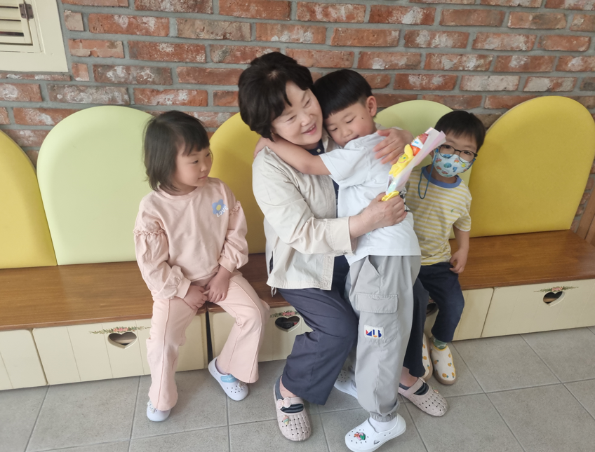 김해유치원, 원장선생님과 함께하는 스승의 날 맞이 인성의 날 운영 - 관련이미지2