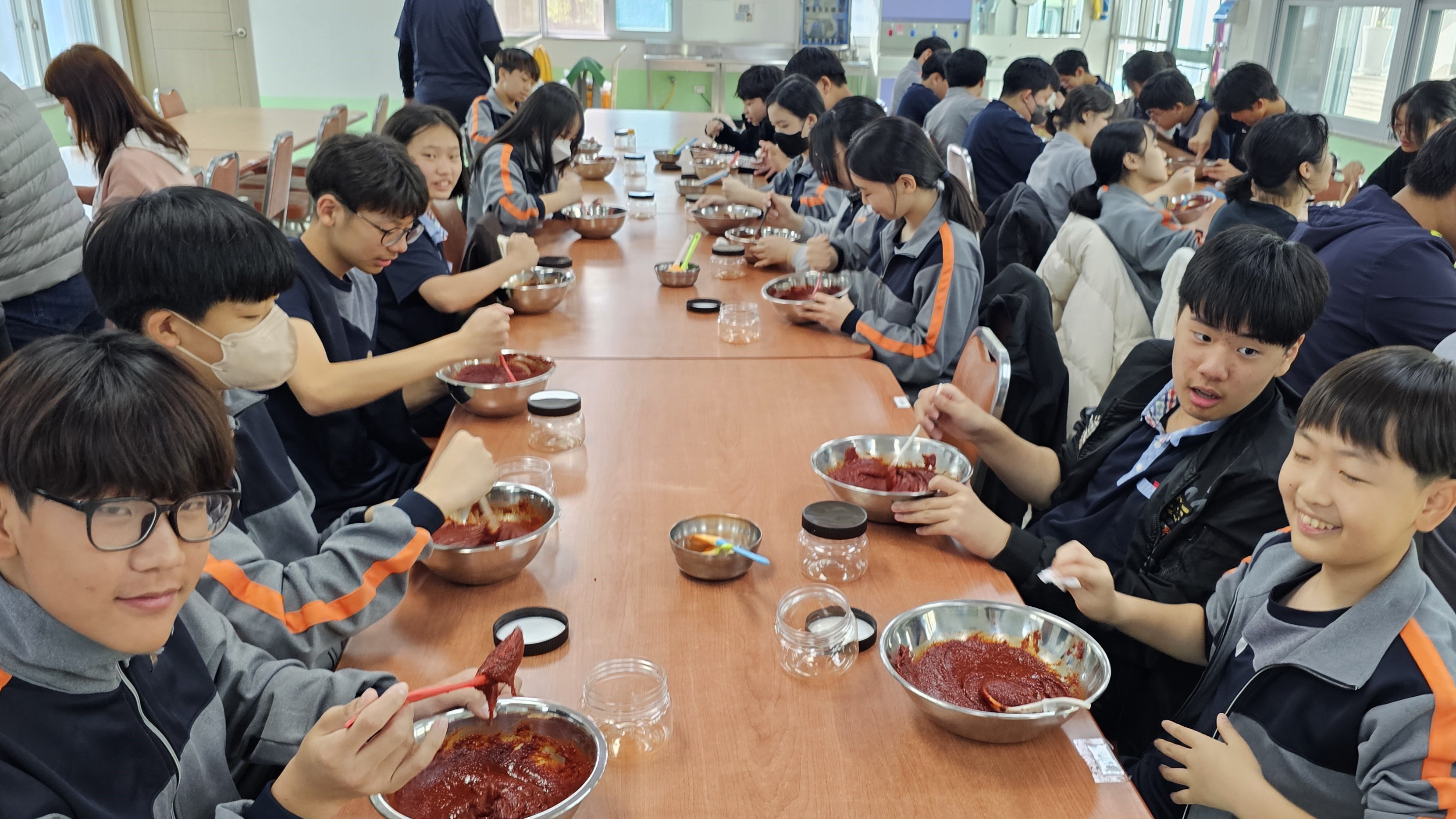 생림중학교, 지역 사회와 교육공동체가 함께 하는 전통 고추장 담그기 - 관련이미지3