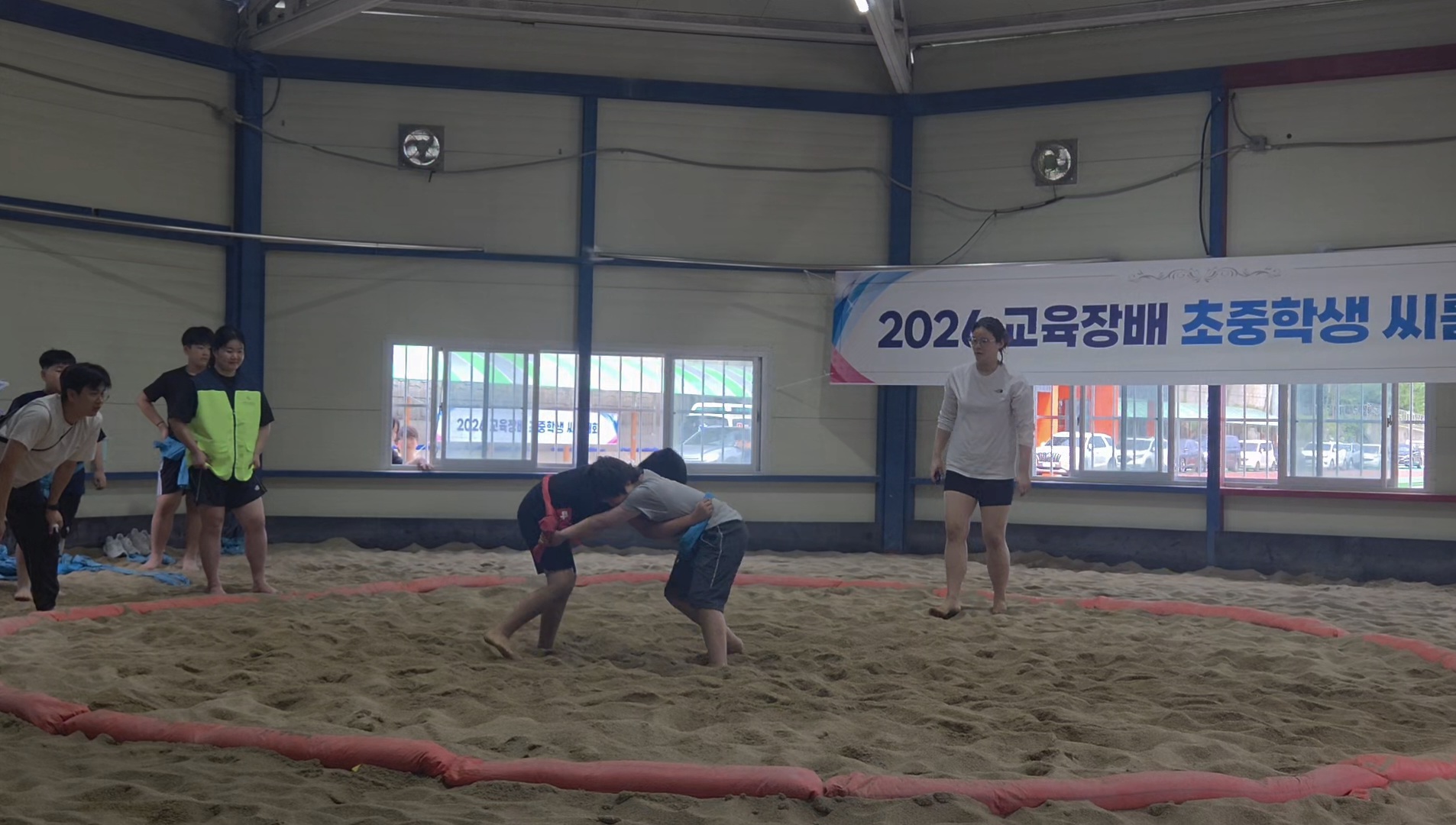 10명의 학생들이 일궈낸 감동의 드라마…  칠천초등학교 씨름대회 모래판을 뒤흔들다  - 관련이미지2
