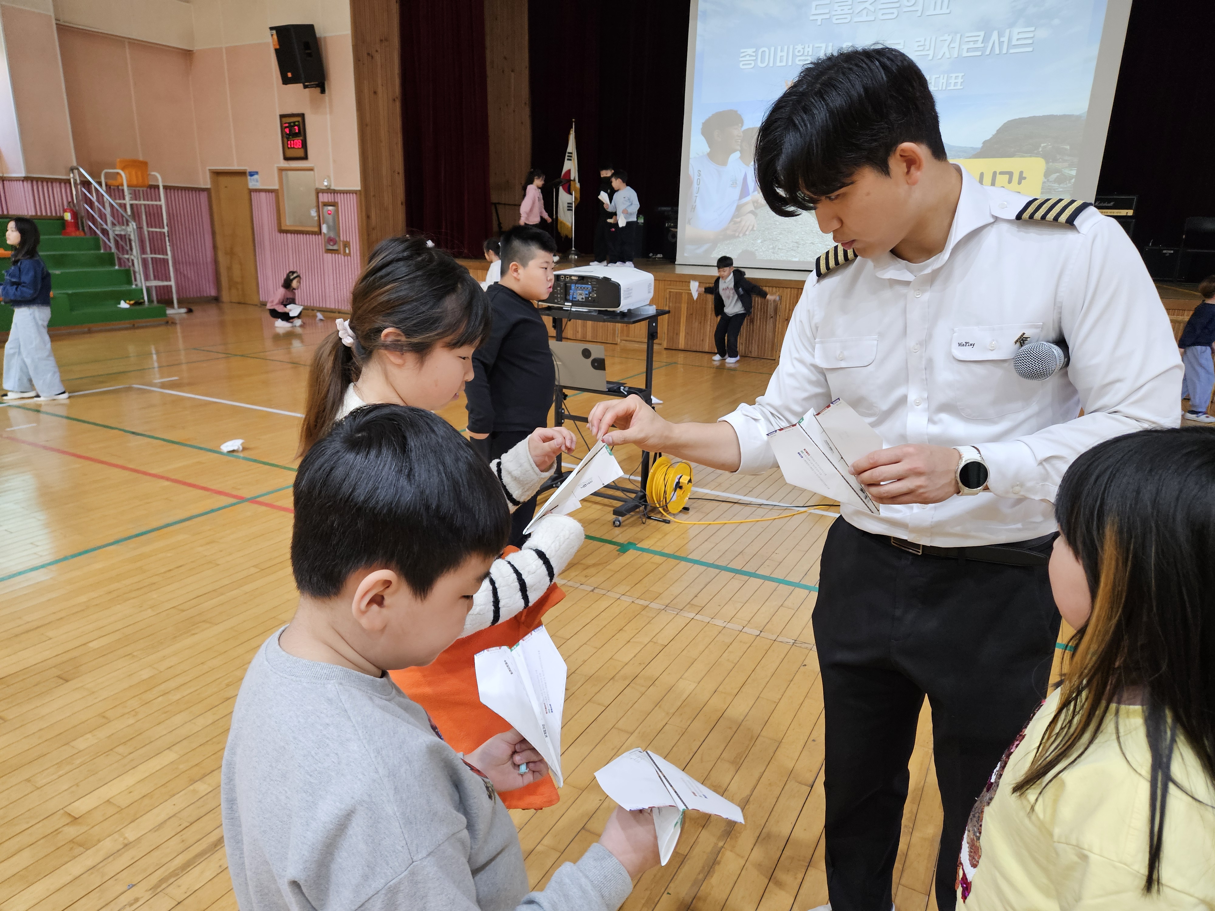 우리들의 꿈, 종이비행기에 싣다.  두룡초, 종이비행기 국가대표 초청 진로체험 프로그램 운영 - 관련이미지3