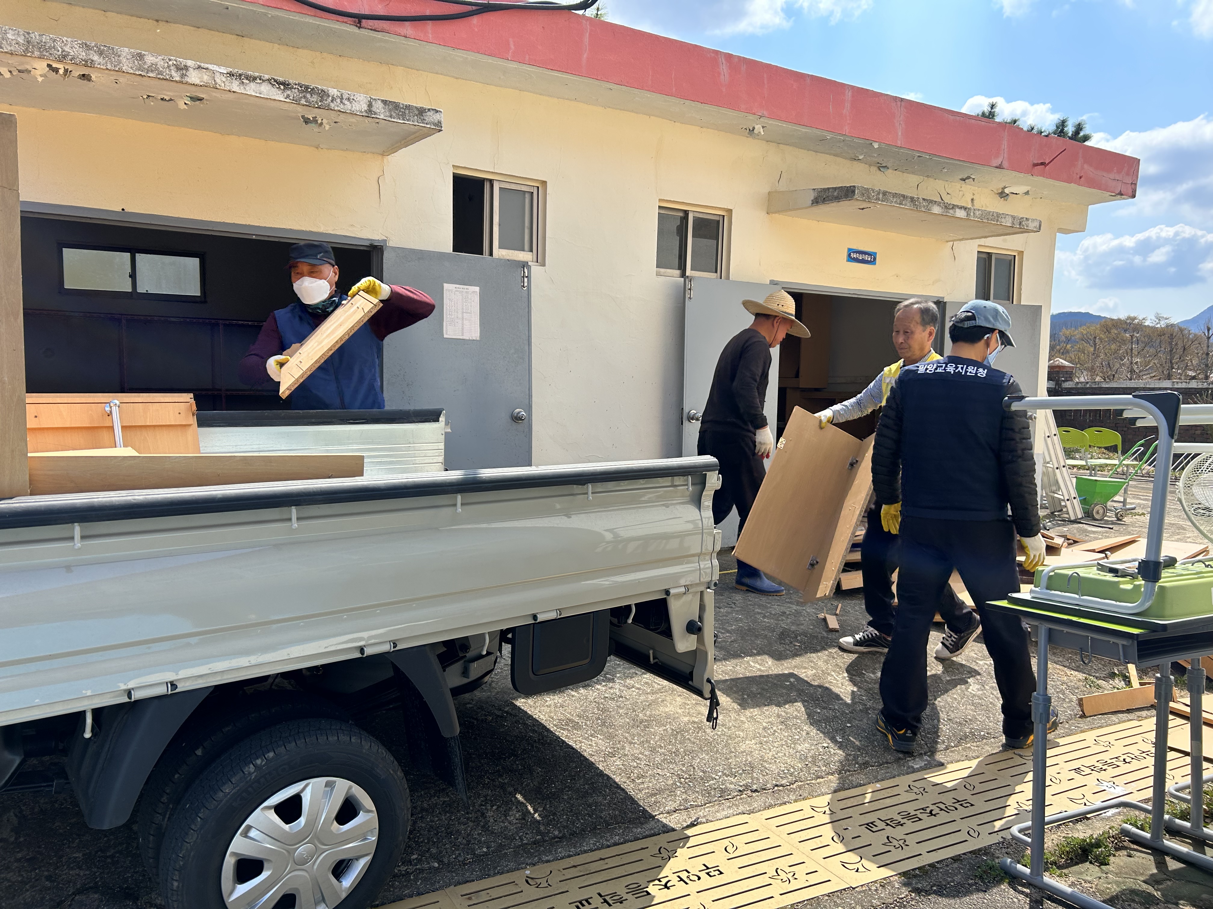 밀양교육지원청, ‘학교곁에’ 폐기물 수거부터 처리까지 - 관련이미지1