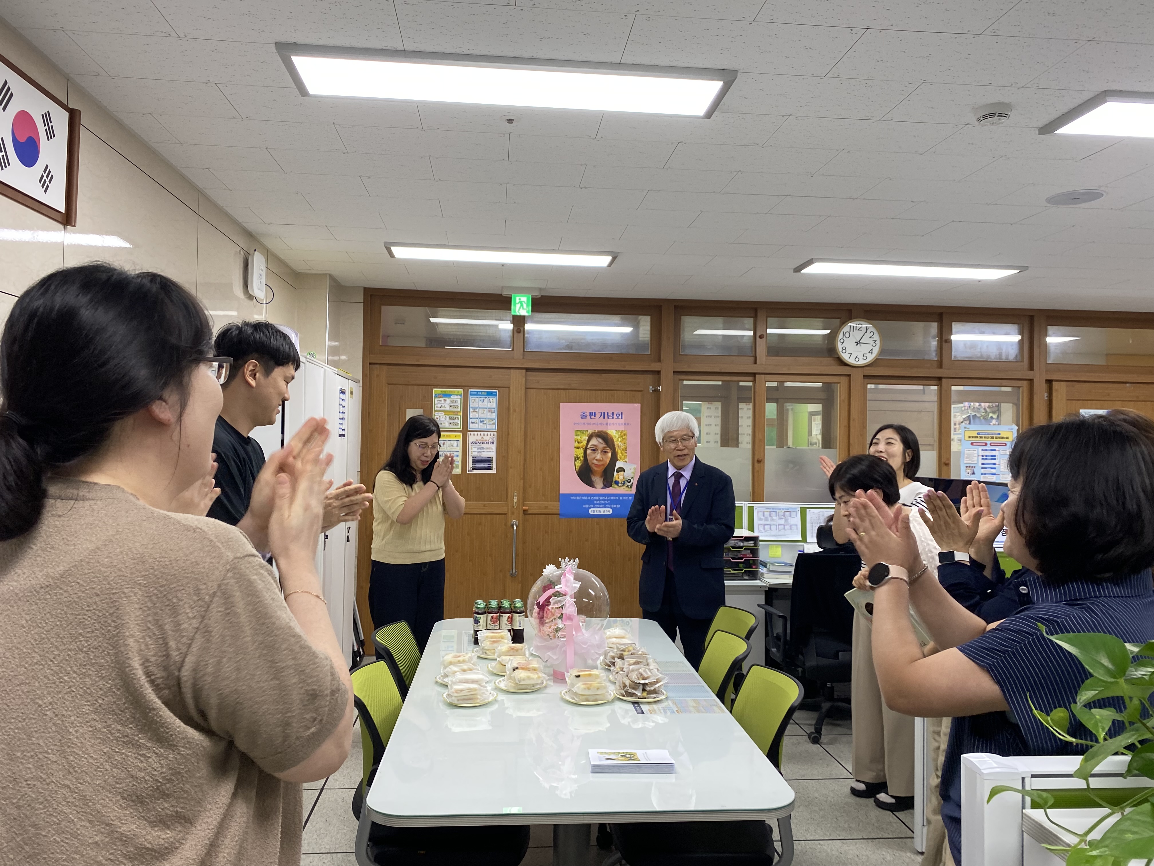 작은 동화책 한 권이 전한 따뜻한 바람... 학교에서 있었던 평범한 하루가 한 권의 동화가 될 줄이야. - 관련이미지2