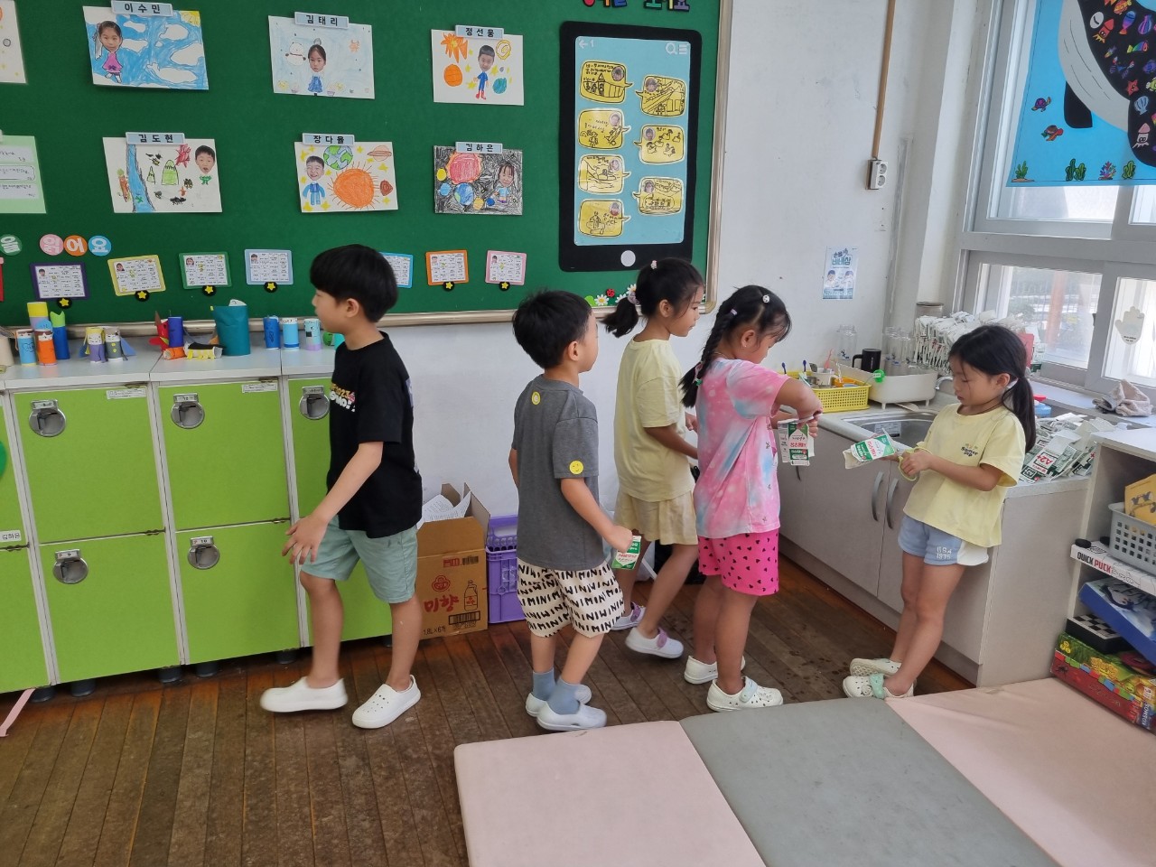 ‘한림초 1학년, 생활 속 실천으로 배우는 우유팩 재활용 환경교육’  한림면 행정복지센터 방문을 통한 자원 순환 과정 체험 - 관련이미지1