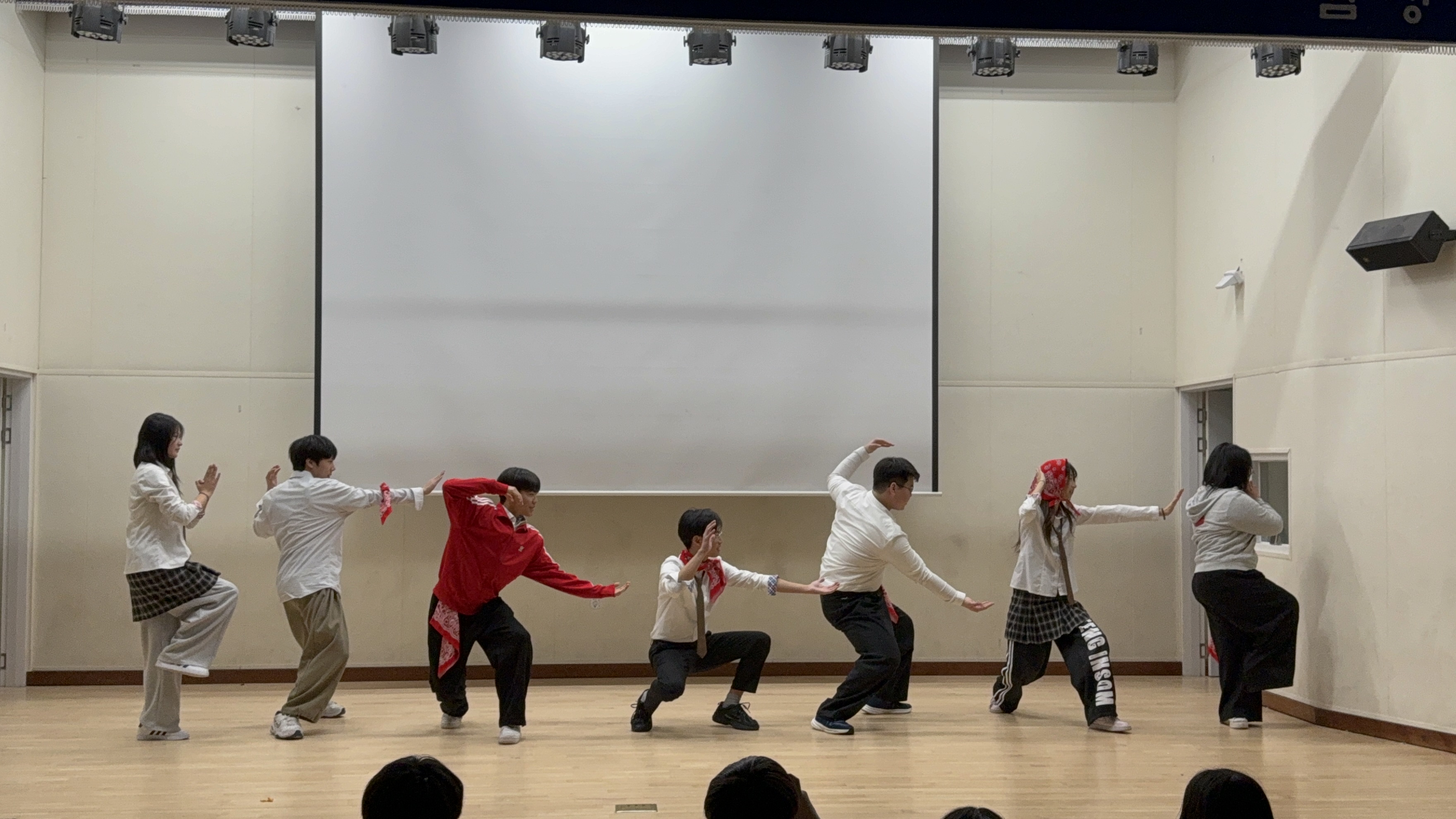 함께 웃고, 함께 뛰며, 함께 무대에 서다 - 관련이미지2