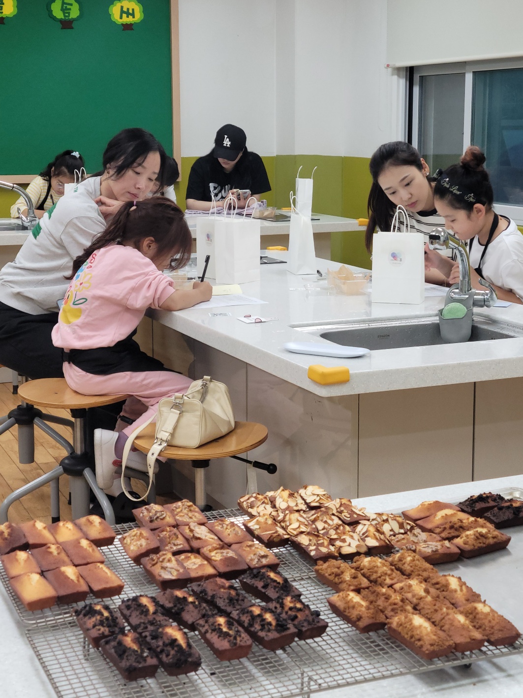 상북초,‘가족 소통 휘낭시에 만들기’ 프로그램 운영 - 관련이미지1