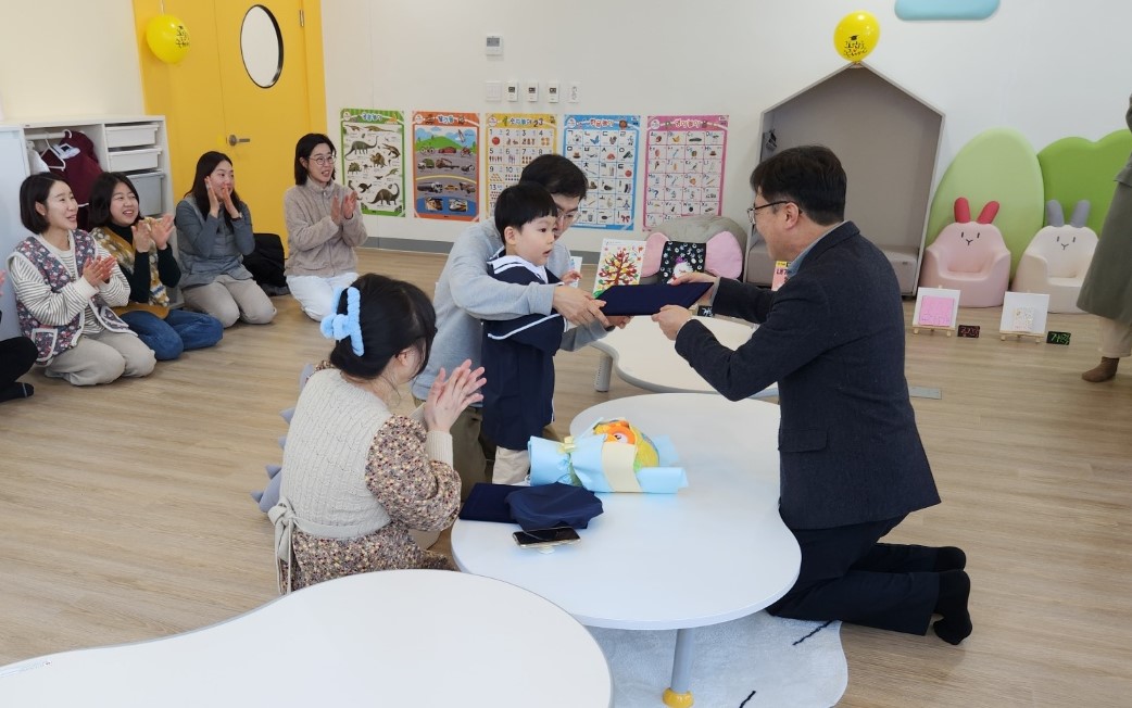 김해교육지원청, 빛나는 졸업장을 가슴에 품고 (2024학년도 김해교육지원청 특수교육지원센터 영아지원실 졸업식 개최) - 관련이미지1