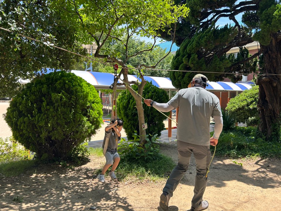 월영초등학교병설유치원, 자연과 함께하는 초록 밧줄 놀이터 실시 - 관련이미지2