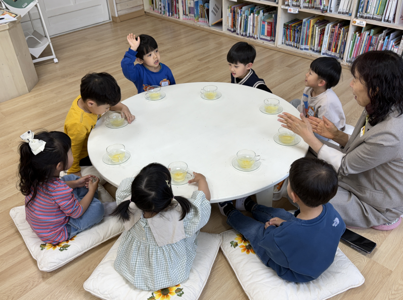 김해유치원, 인성의 날 운영 사진 (3).png