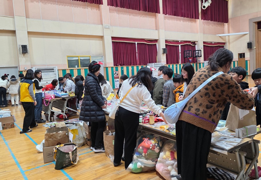 창원용남초, 사랑을 나누는 따뜻한 바자회 열어 - 관련이미지1