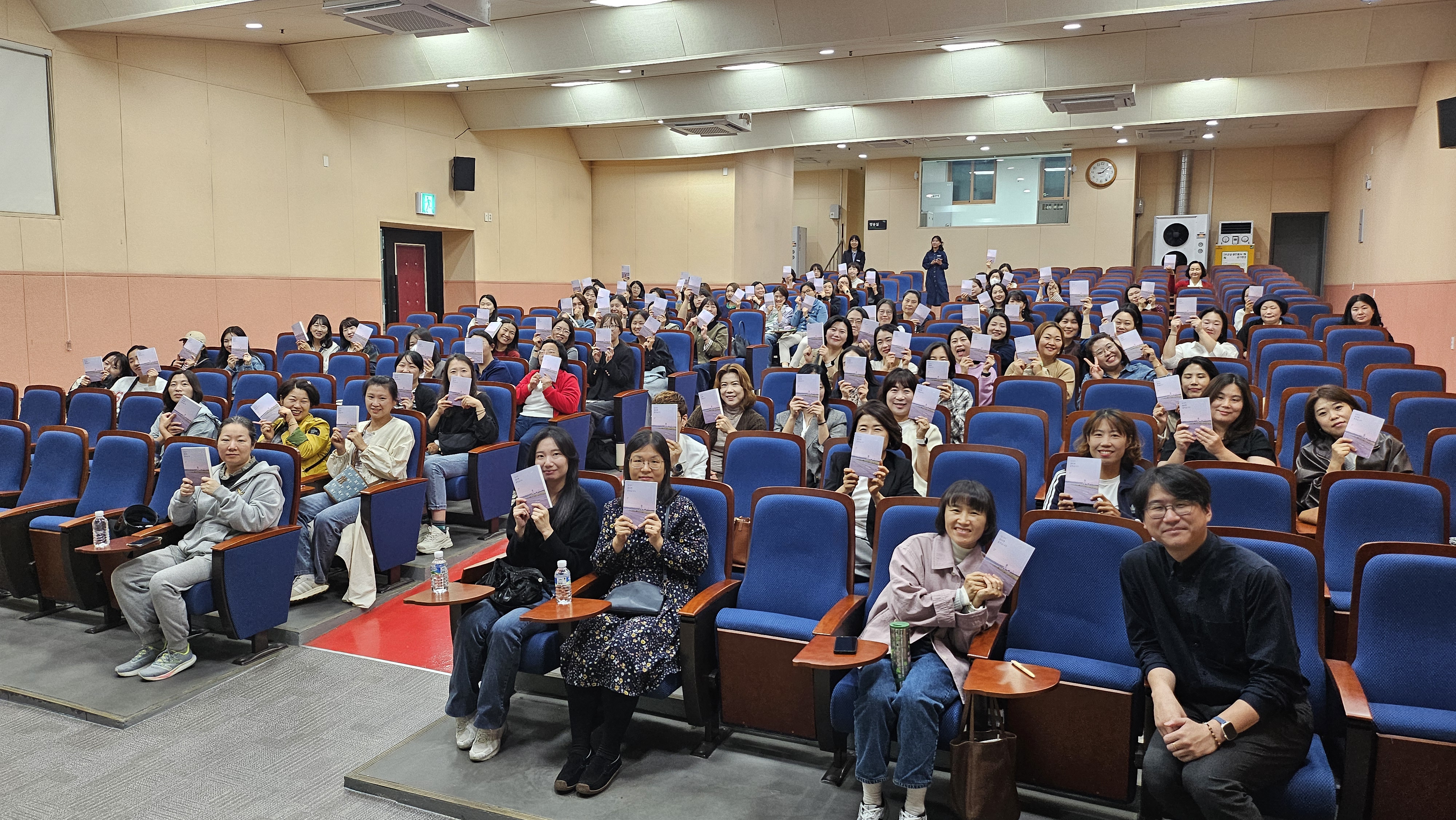 거제교육지원청, 김민섭 작가 초청 행복학교 이해 학부모 연수 운영 - 관련이미지1