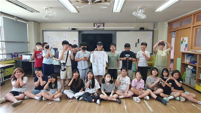 김해삼성초, 원어민 보조교사와 함께하는 ‘여름방학 영어캠프’성황리에 마무리 - 관련이미지1