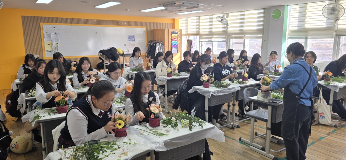 함안여자중학교, 학년말 취약 시기에  진로 탐색의 장을 마련해  - 관련이미지2