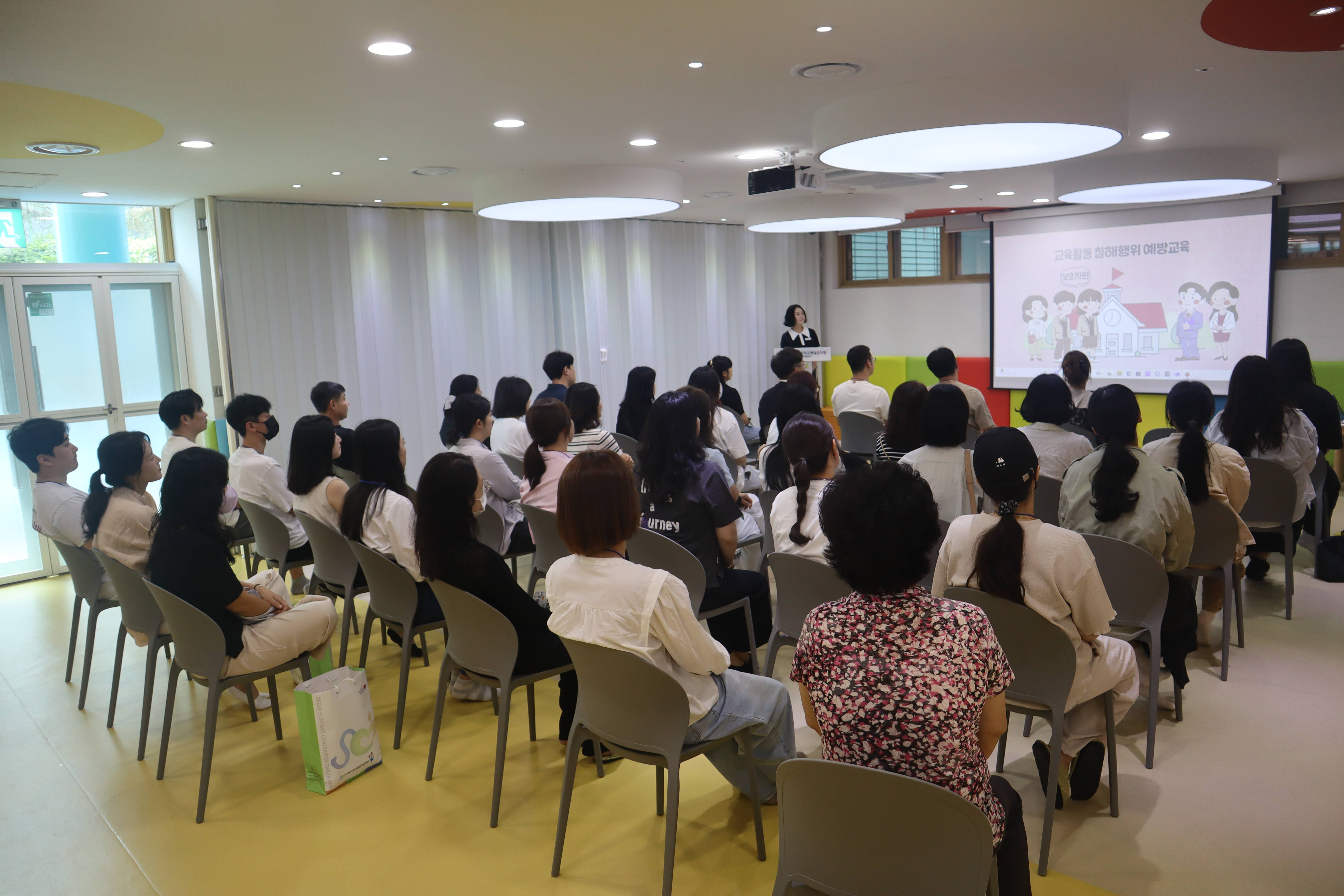 거제용소초병설유치원, 학부모 배움중심 수업나눔의 날 운영, 그림책 한 권에서 시작된 놀이 여행,‘그림책이랑 놀자!’ - 관련이미지1