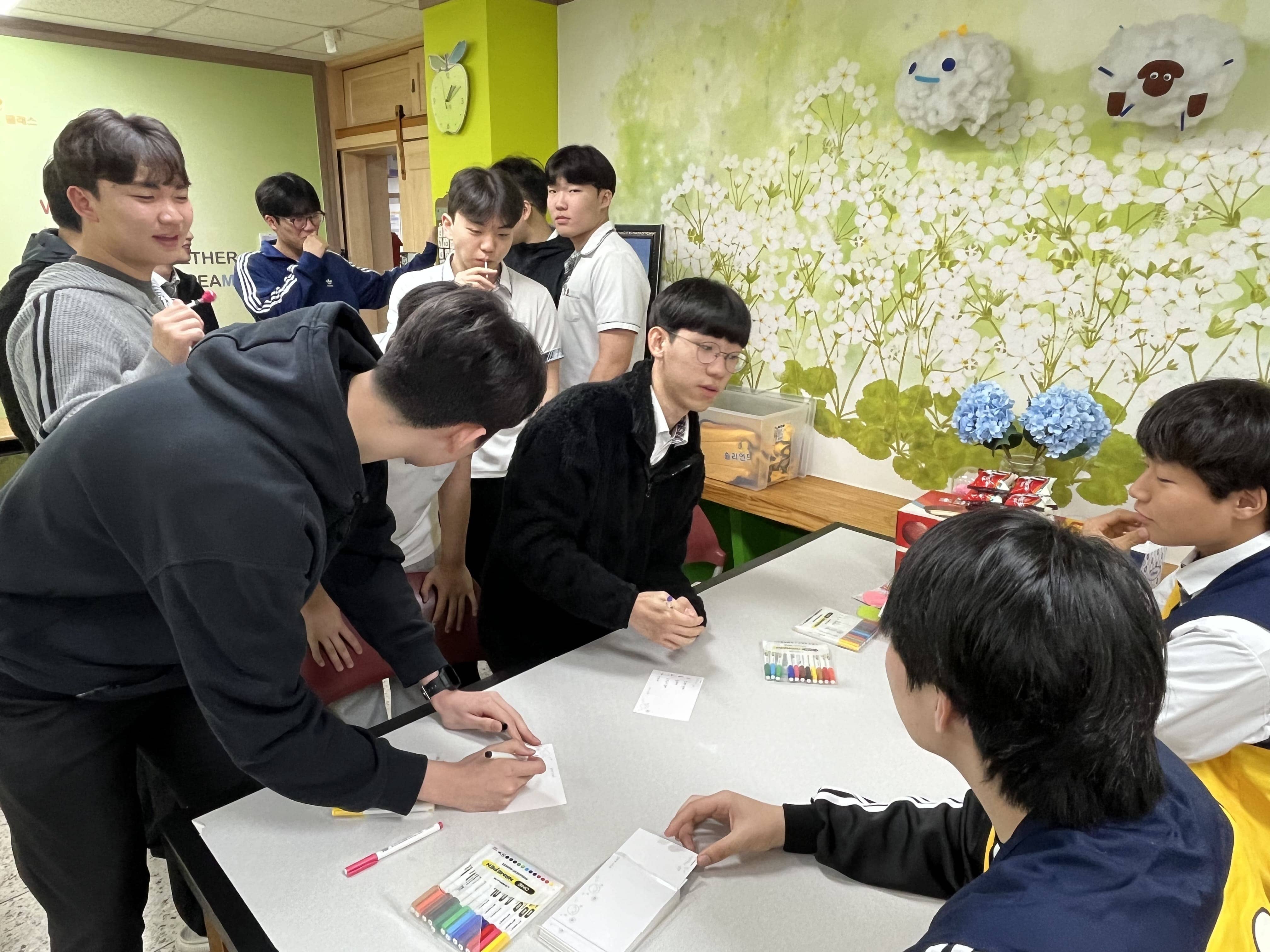 창원토월고, “쓰담쓰담! 괜찮아, 네 옆엔 내가 있잖아.”  - 관련이미지2