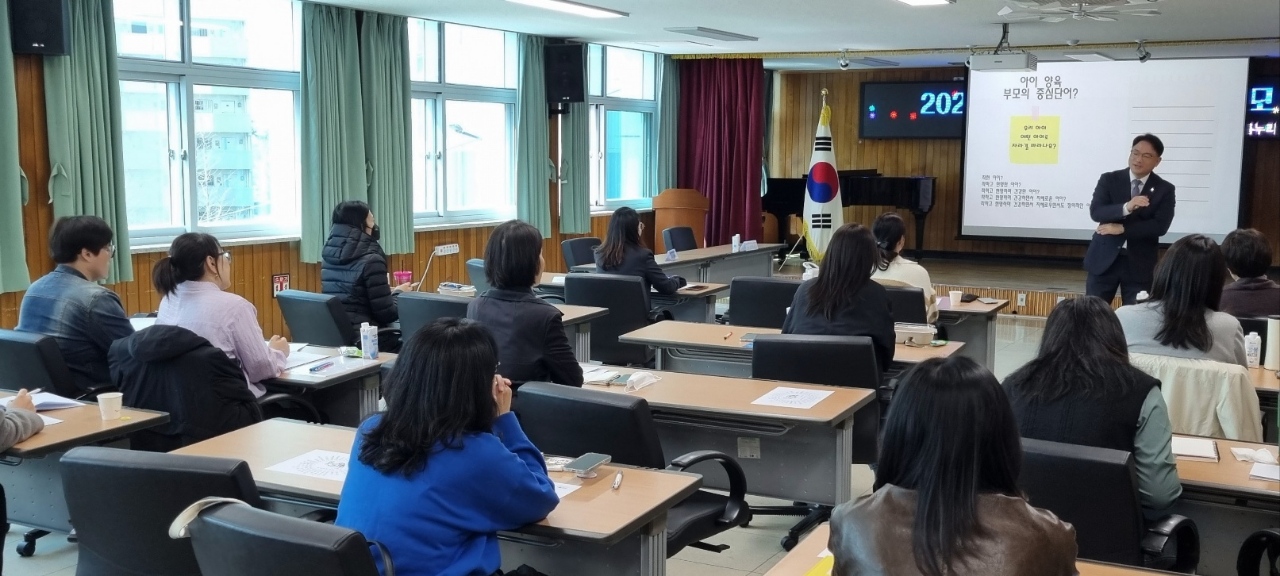 거창교육지원청, 2026. 새학년 맞이 학부모 연수실시, 학령 전환기 자녀 이해부터 맞춤형 코칭까지!! - 관련이미지3