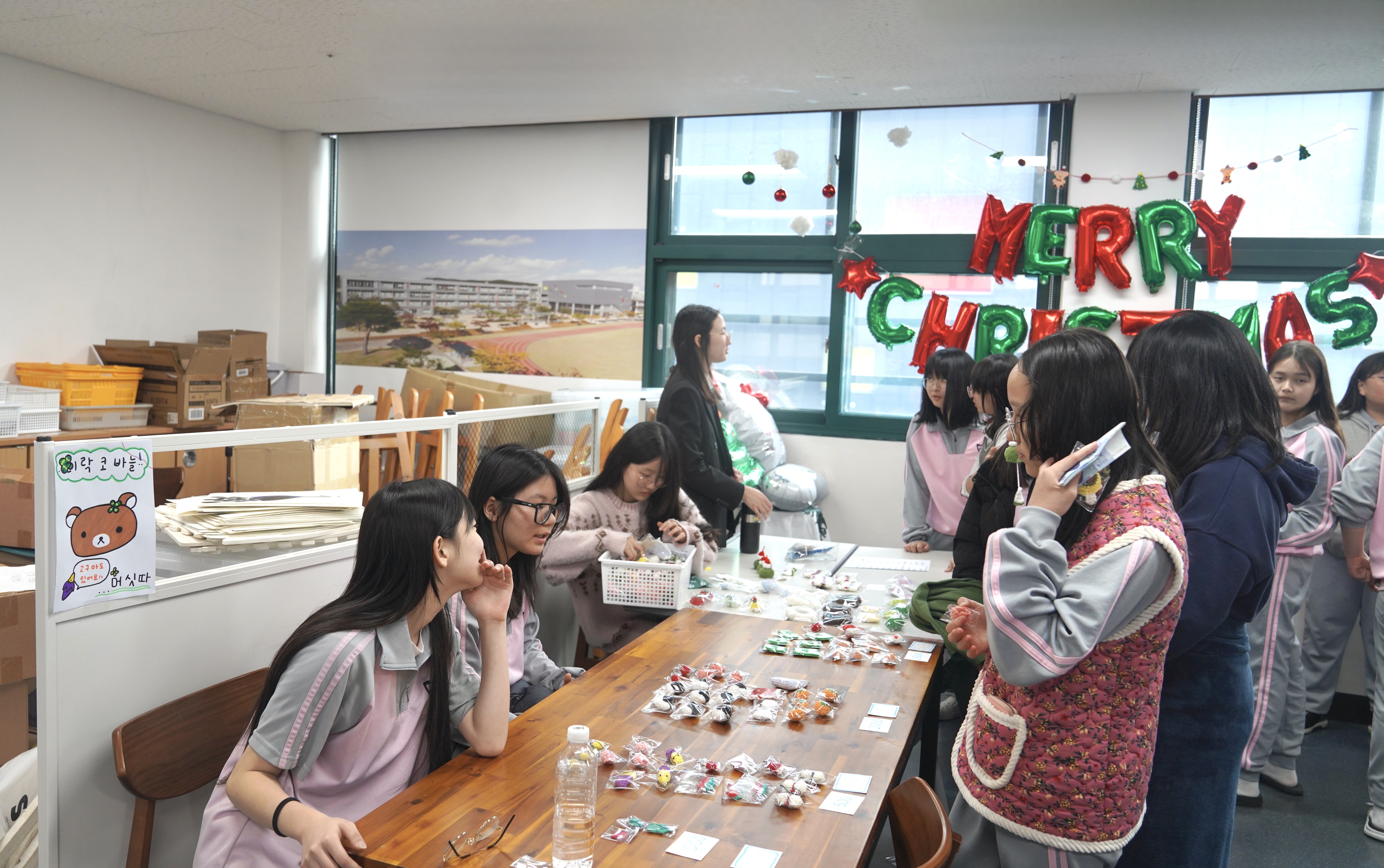 경해여중, 제53회 경해학예제 체험 부스 수익금 기부…학생 주도 나눔 실천 - 관련이미지1