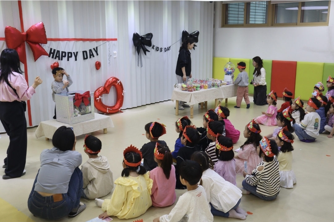 거제용소초병설유치원, 학부모회와 함께 ‘스위치 ON!’ ‘웃음 꽃, 감사 꽃’피어나는 5월 축제 개최! - 관련이미지3