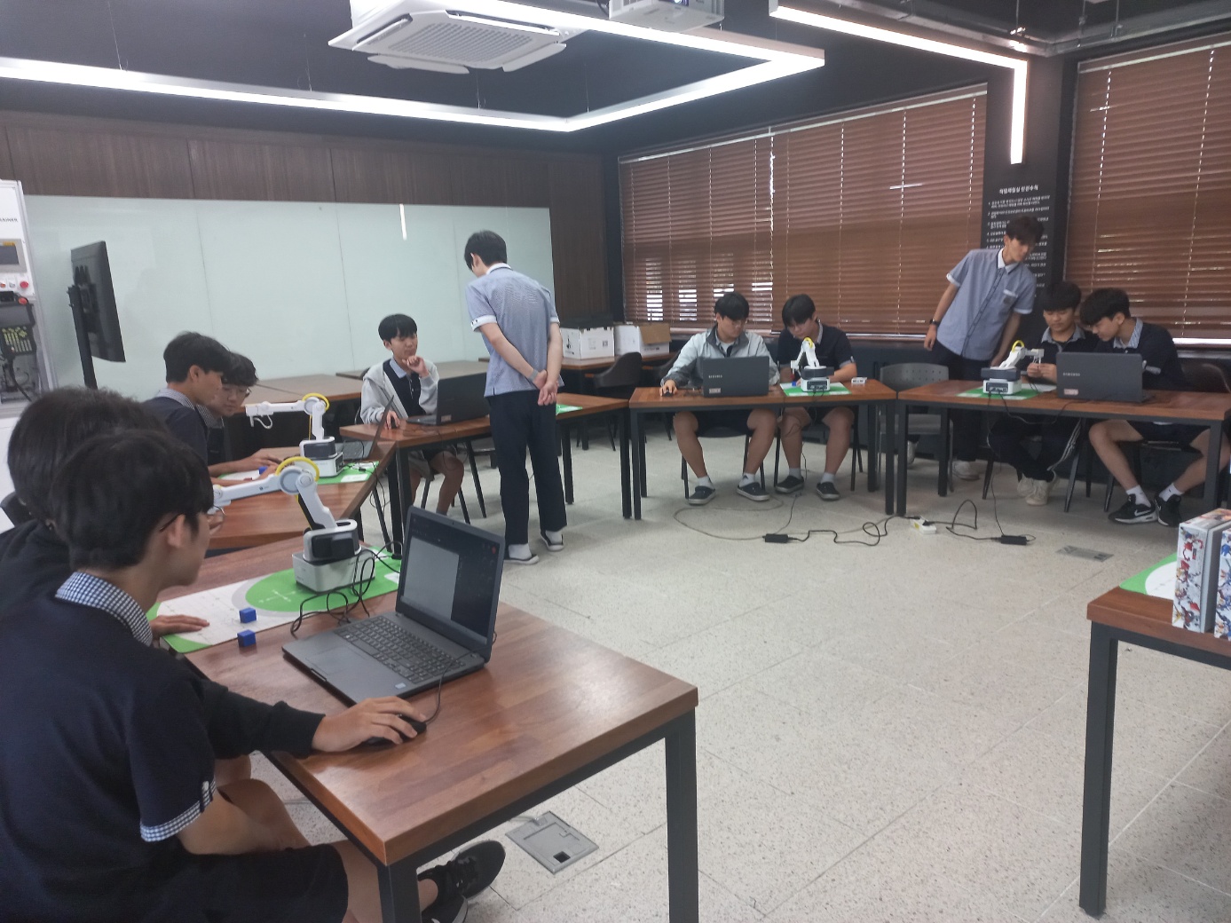 함안중학교, 창녕슈퍼텍고 및 경남로봇고 연계 전공체험 운영 - 관련이미지1