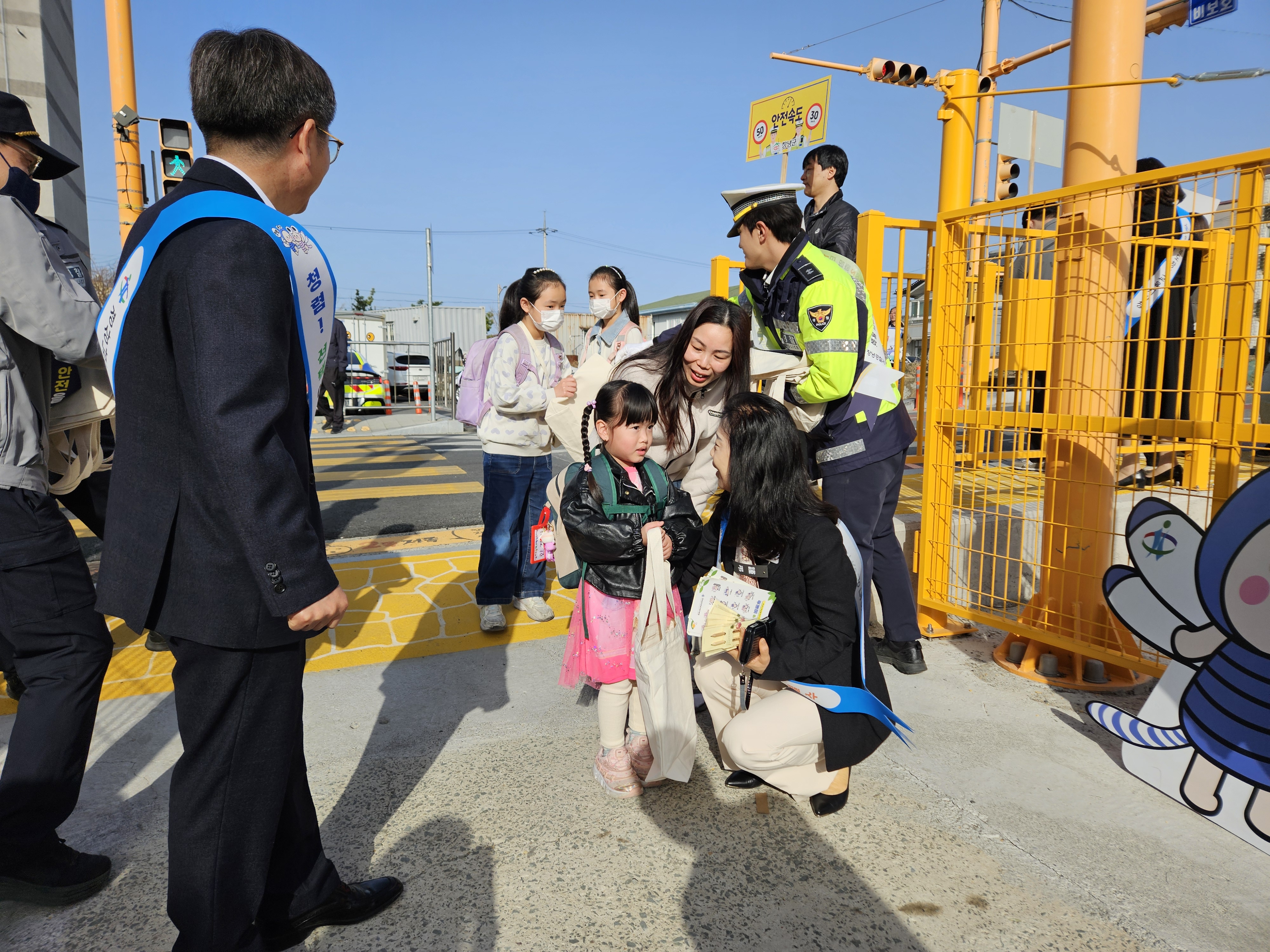 “안전하고 행복한 학교 만들기! 창녕교육지원청 통합 캠페인 실시 ” - 관련이미지2