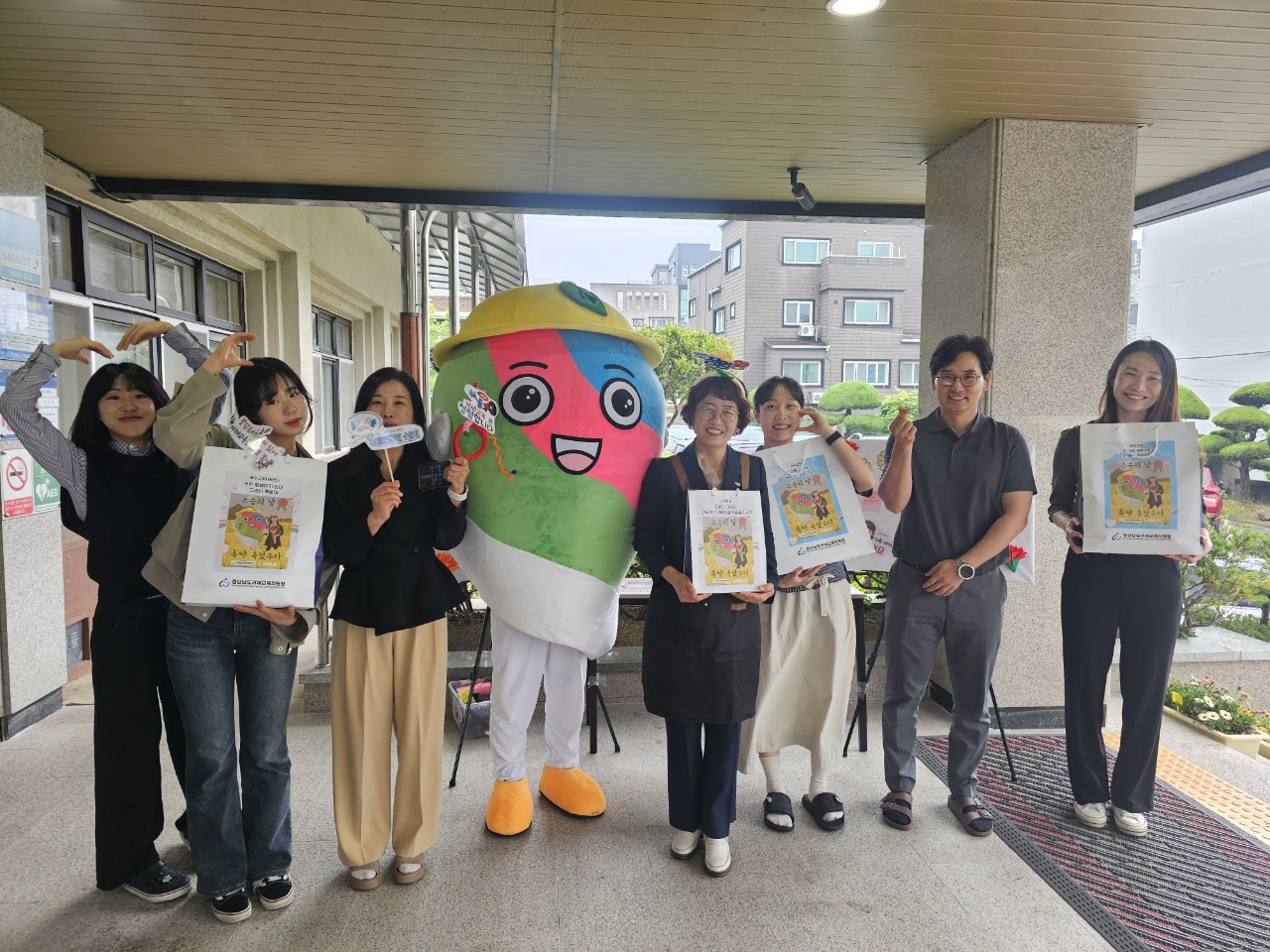 “폭삭 속았수다!” 거제교육지원청, 스승의 날 맞이 깜짝 감사 이벤트 운영 - 관련이미지1