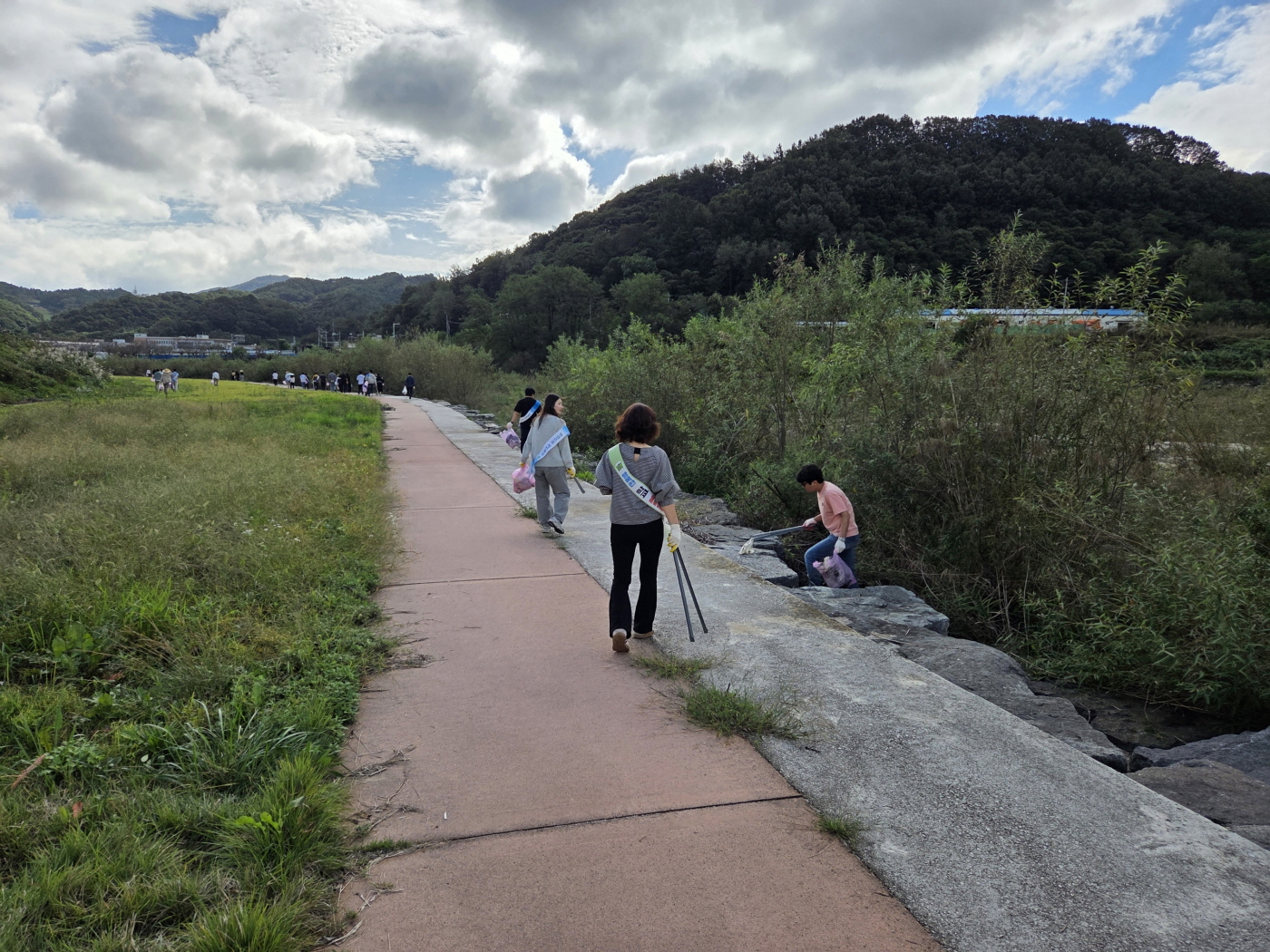 함양교육지원청, 2025. 청렴의 손길, 맑은 함양 환경정화활동 실시 - 관련이미지3