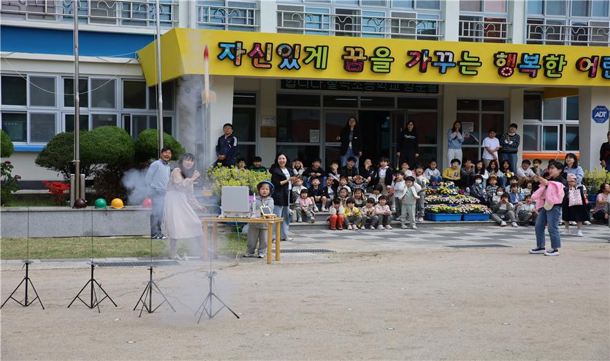 칠곡초, 유치원 연계 ‘과학의 날'행사' 실시  - 관련이미지3