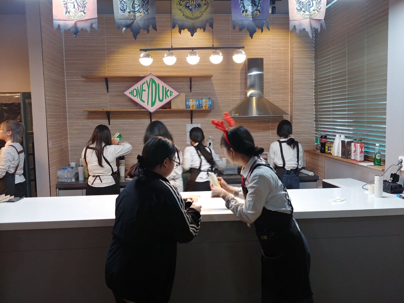거창여고 3학년, 교내 카페 운영(1학기엔 환경 지키미, 2학기엔 후배 지키미 '깜냥깜냥 후배사랑 카페' 를 열다.) - 관련이미지1