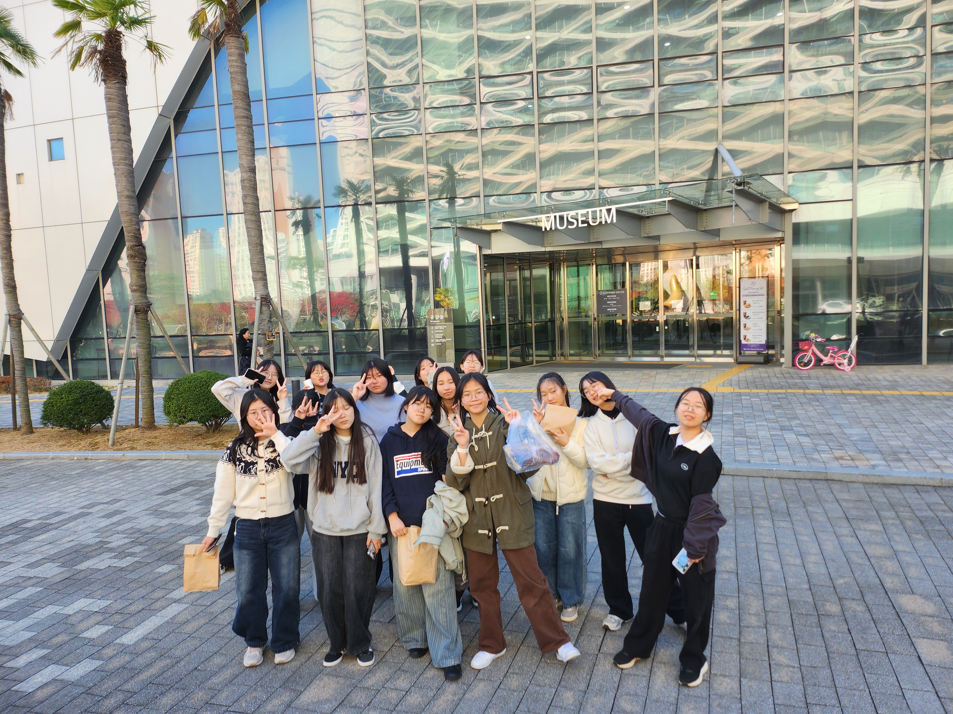 의령여자중학교. 독서 동아리 서점 탐방 및 문화 탐방으로 인문학적 소양을 놓여요! - 관련이미지2