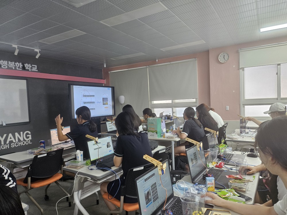 교육발전특구「청소년 나노스쿨」 - 중학생과 함께하는 인공지능(AI) 중점 배움 캠프 운영-  밀양여자고등학교, 미래 인재 양성 및 지역 학교문화 발전에 기여  - 관련이미지1