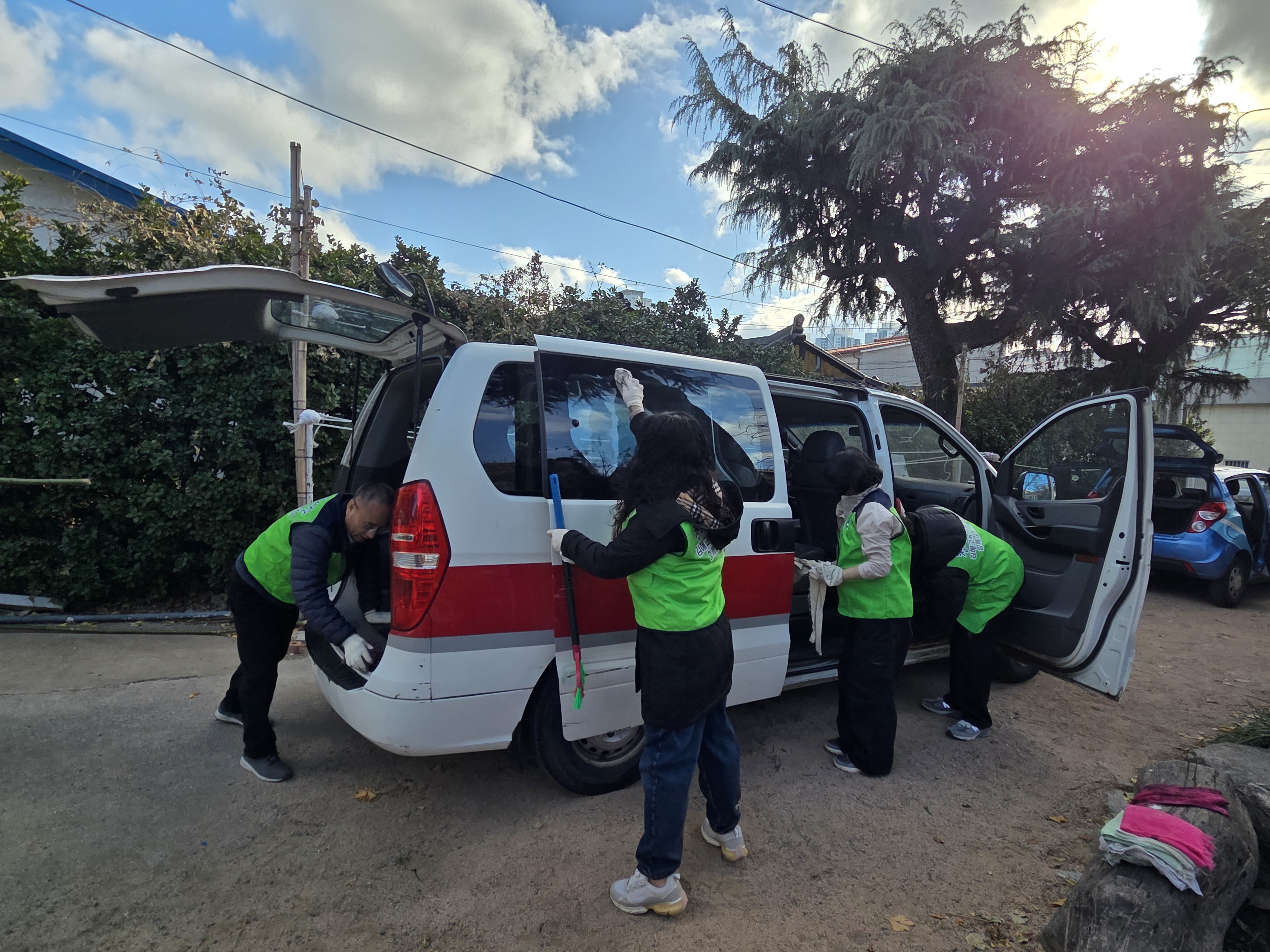 김해교육지원청, 연말 맞아 사회복지시설에 위문품 전달 및 봉사활동 실시 - 관련이미지3