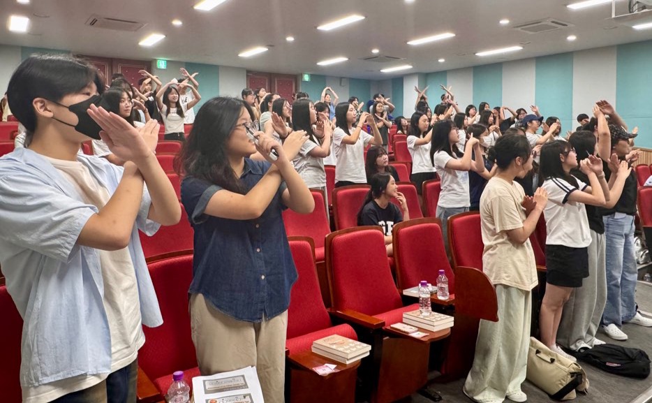 겸손과 꾸준함이 만든 작가의 길,  『회색 인간』 김동식과 감계중 학생들의 특별한 여름 - 관련이미지2