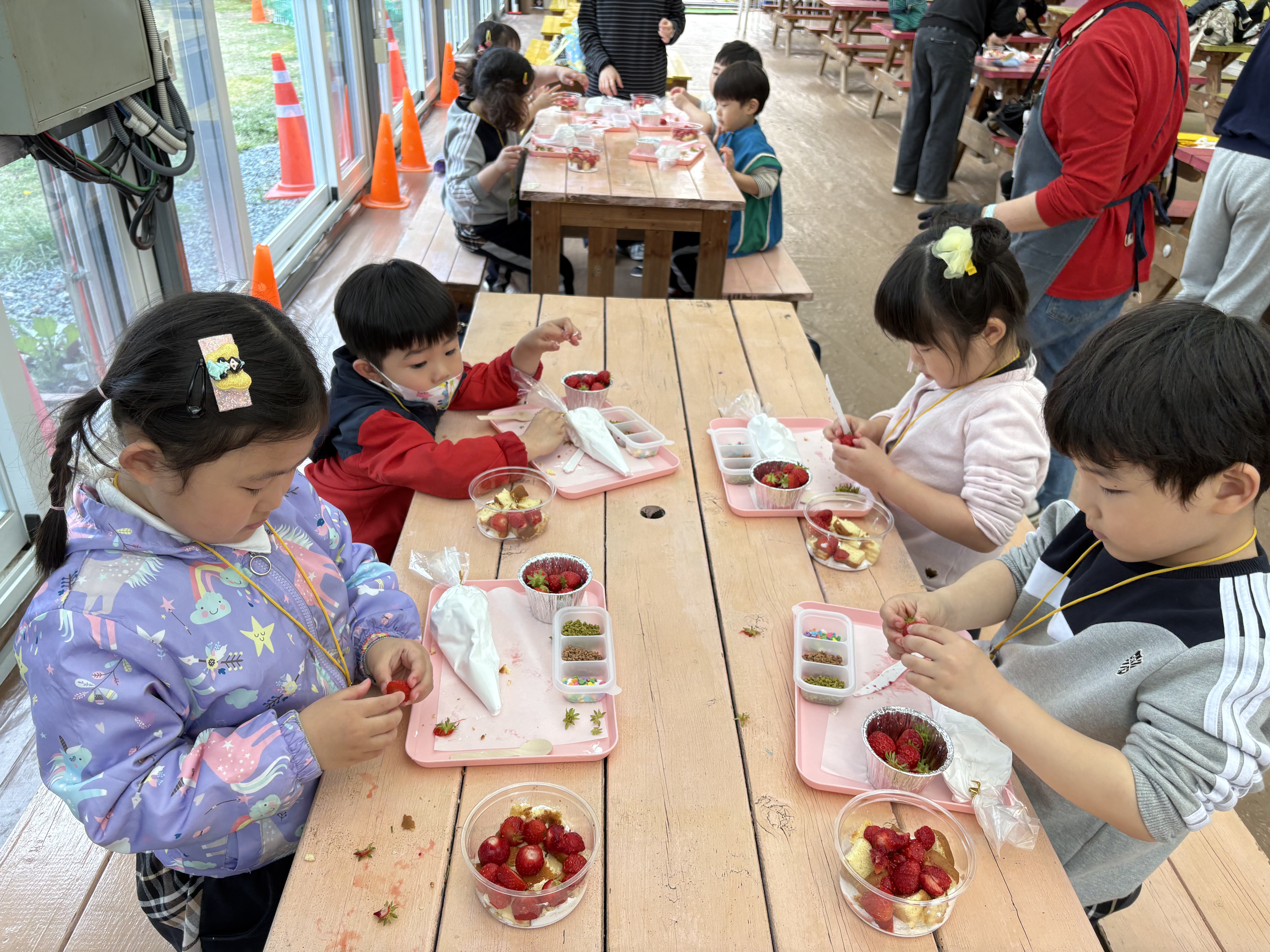 가촌초등학교병설유치원, 딸기 따기 및 요리활동 체험 실시 - 관련이미지3