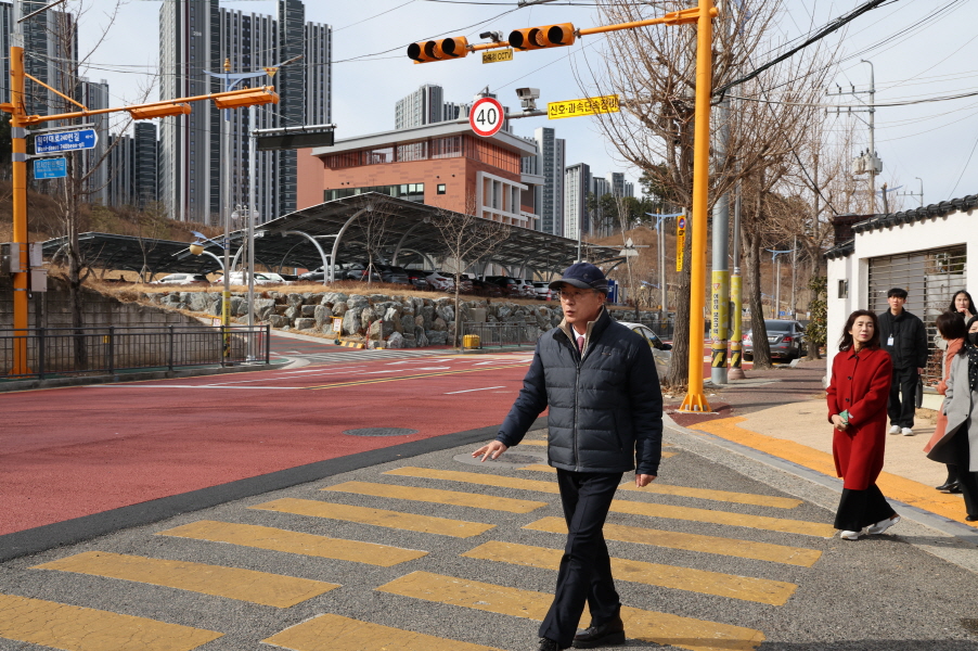 경남교육청, “아이들 안전이 최우선”… 급경사 통학로 긴급 점검 나서 - 관련이미지1