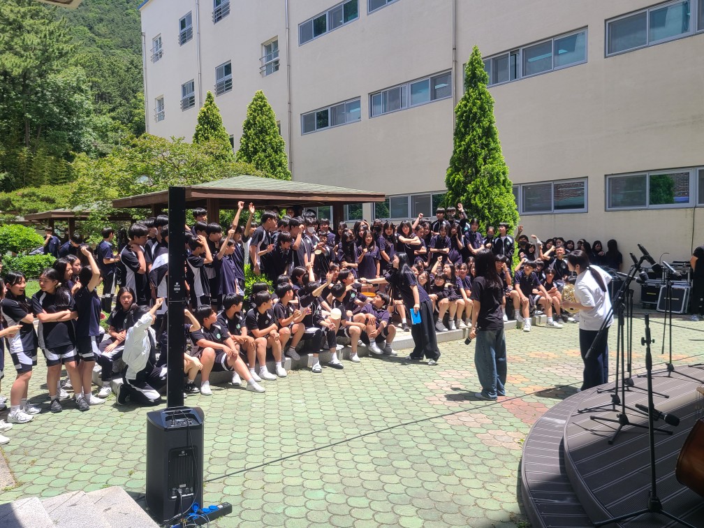 계룡중학교, '런치 콘서트' 로 일상 송 예술을 만나다 - 관련이미지1