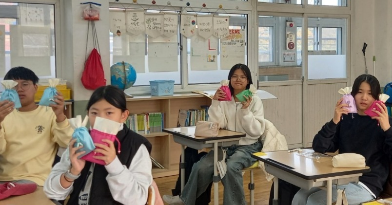 창원 하북초, “세대가 함께 한 따뜻한 겨울, 지역 어르신께 마음을 전하는 소중한 시간 가져” - 관련이미지3