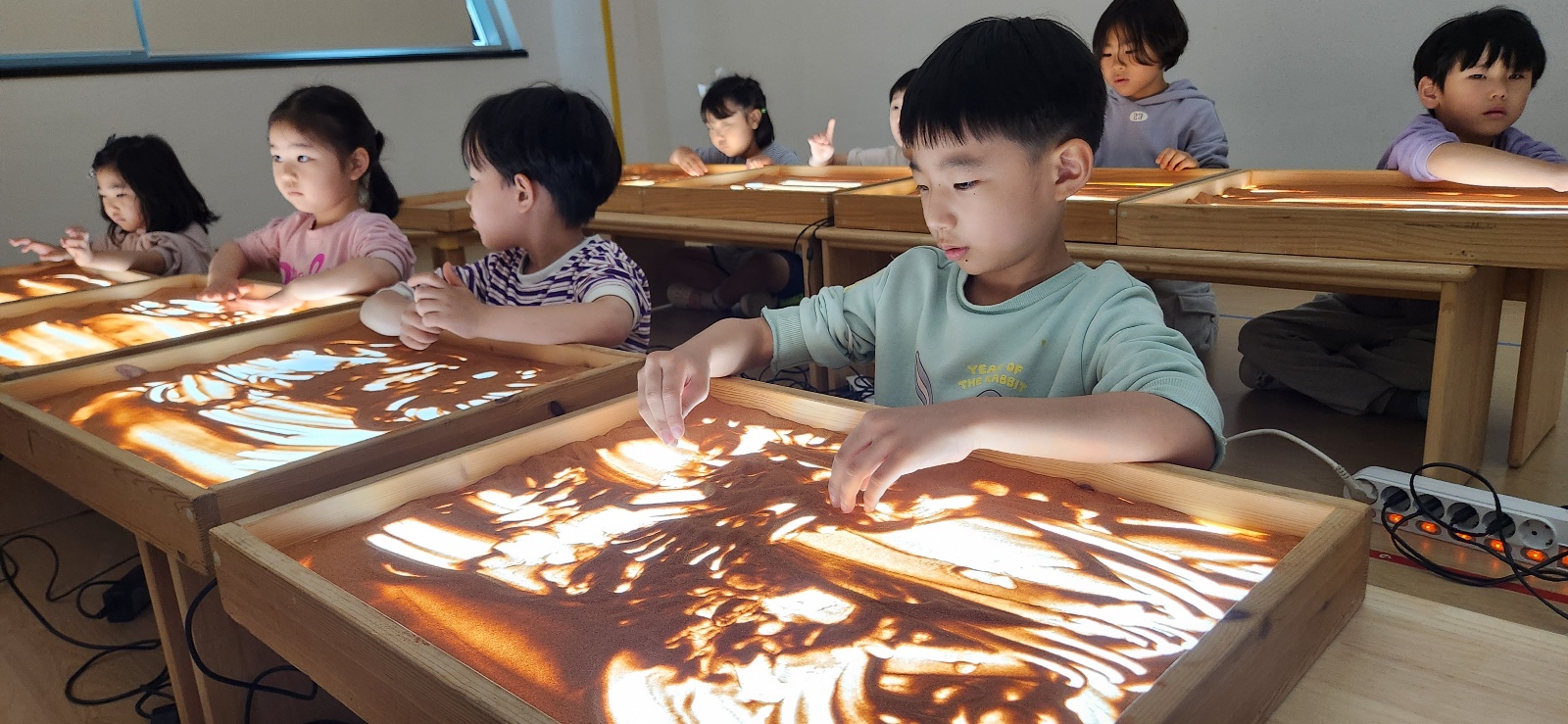 월영초병설유, 빛과 모래로 그리는 세상-유초이음 샌드아트 공연 및 체험 개최 - 관련이미지1
