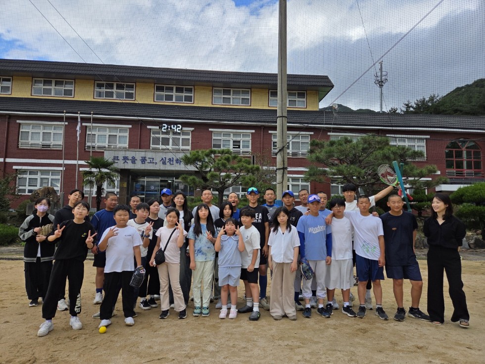  원동중, 원동초 학생 초청 학교탐방 및 참여수업 진행-멘토멘티 티볼 활동을 통한 작은 학교 간의 교육적 상생을 실현하다. - 관련이미지4