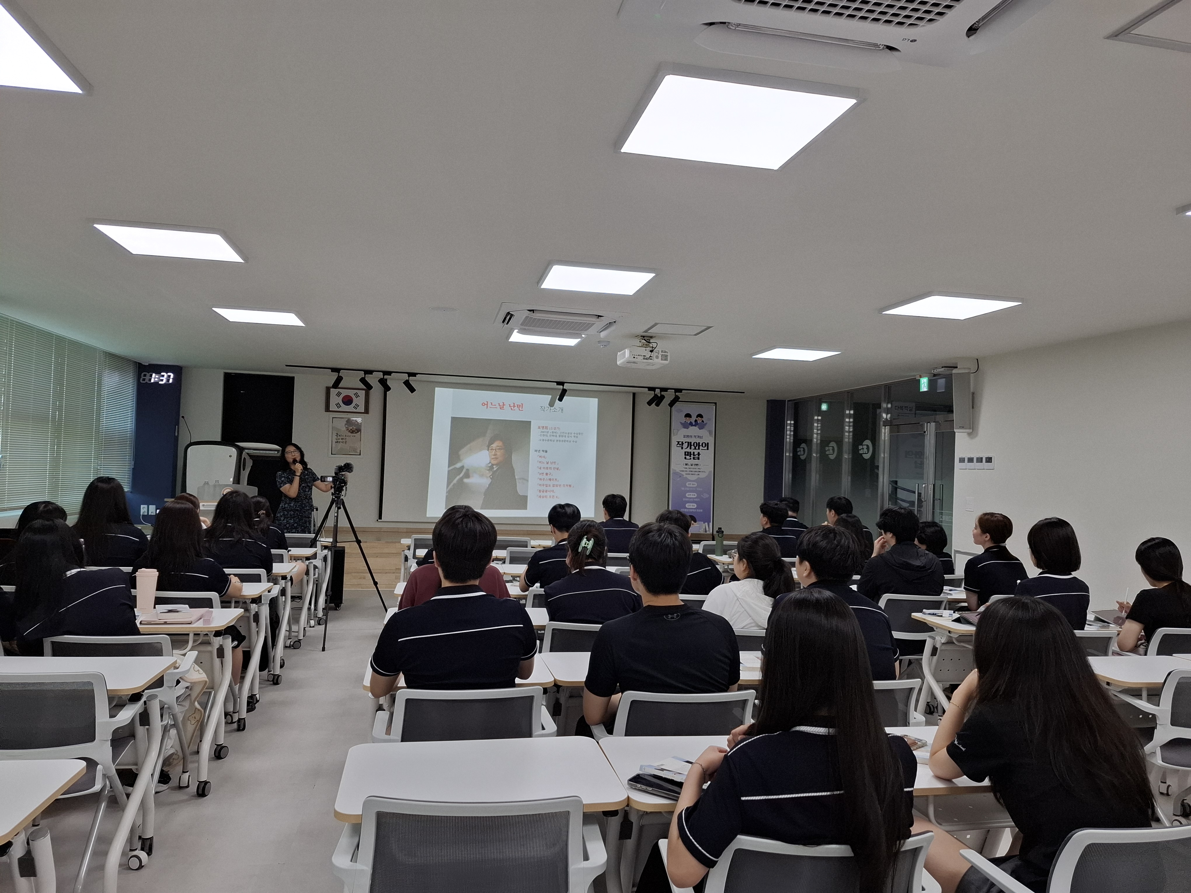 진주중앙고등학교, ‘어느 날 난민’  표명희 작가와의 만남 개최 - 관련이미지1