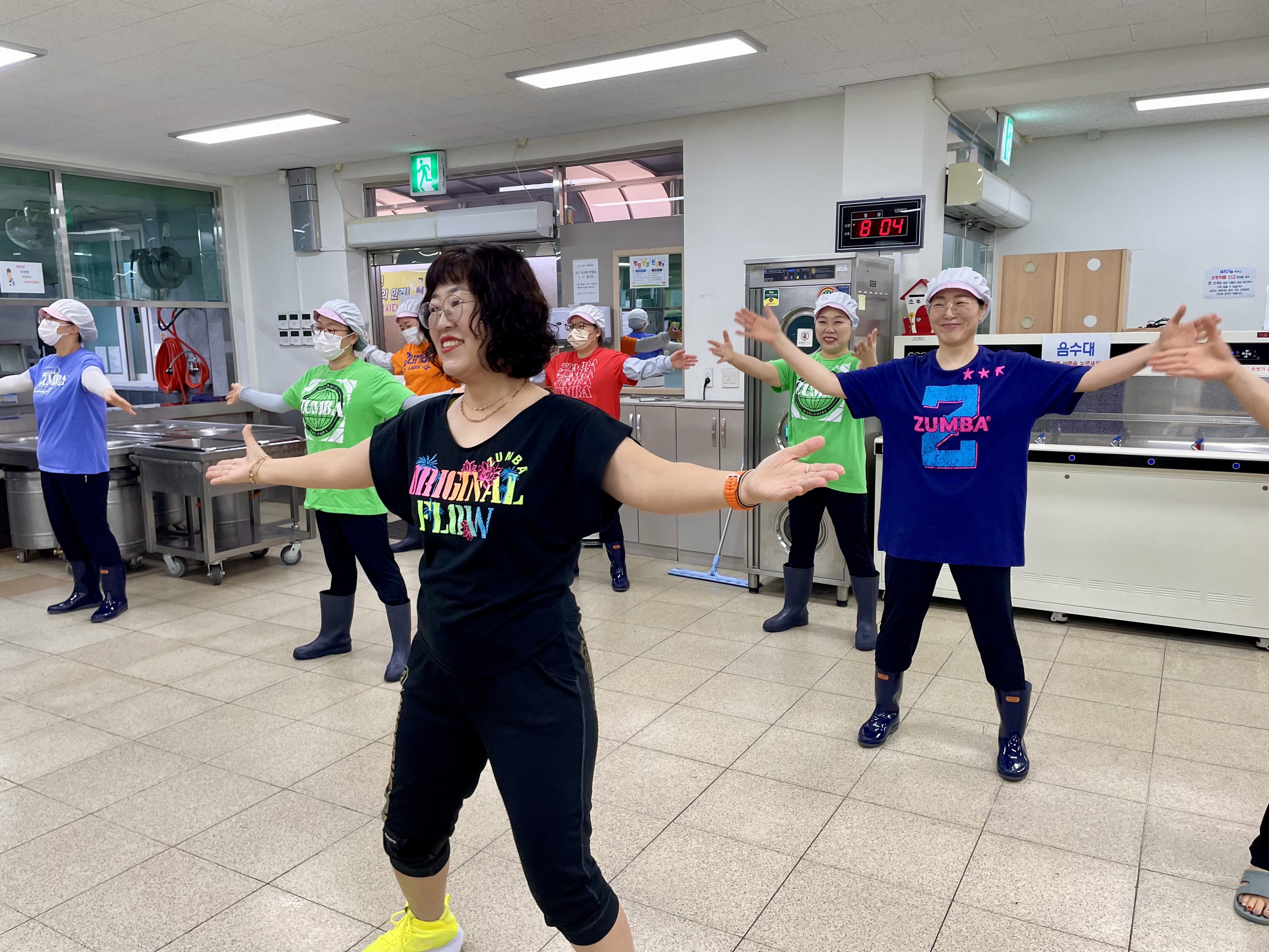 "춤추며 건강 지켜요"…양산고 급식실, 금요일 아침마다 '줌바댄스' 열풍 - 관련이미지2