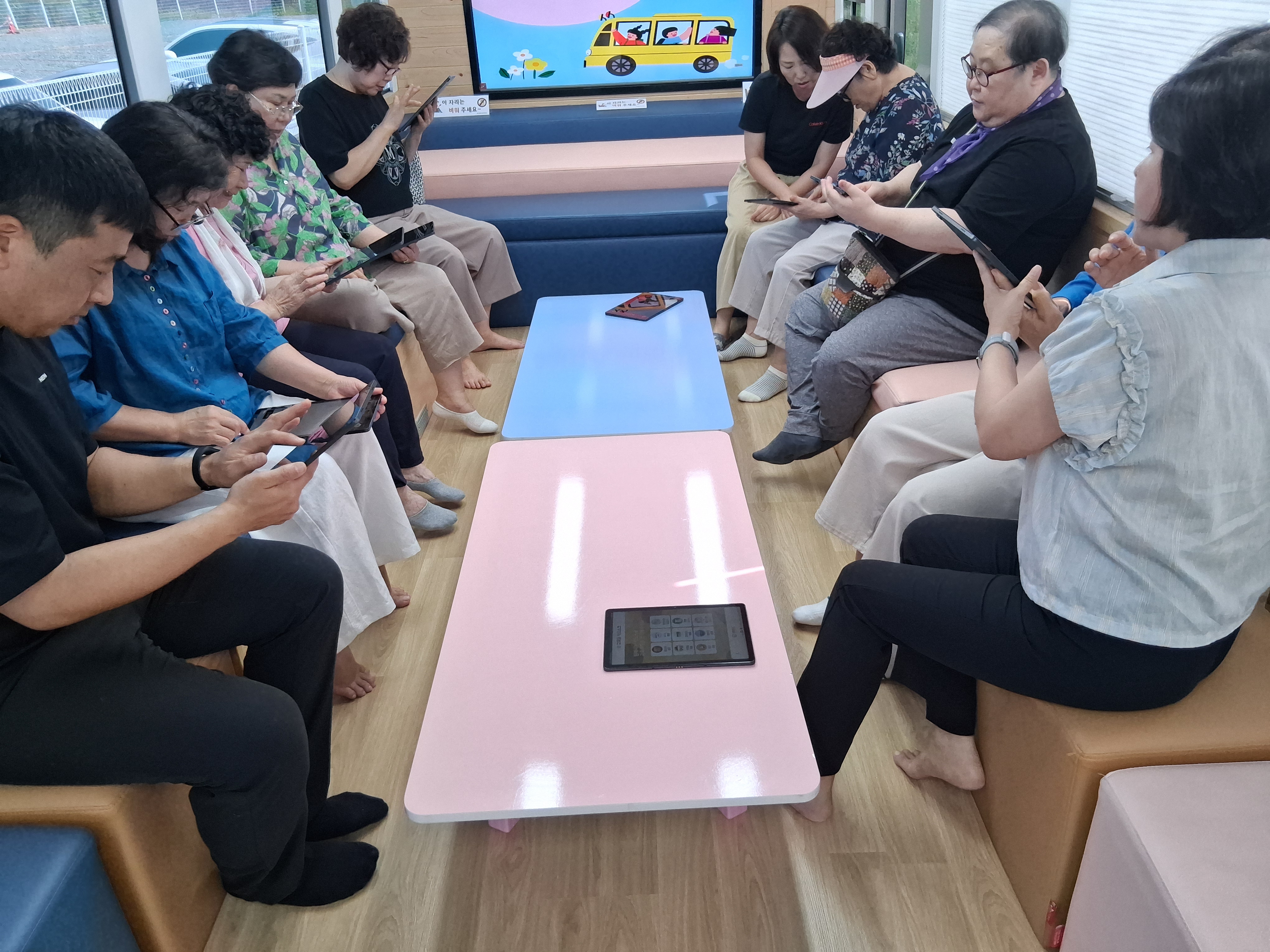 김해도서관 북버스, 100세 시대 맞춤 디지털 문해교육 첫 출발! - 관련이미지1