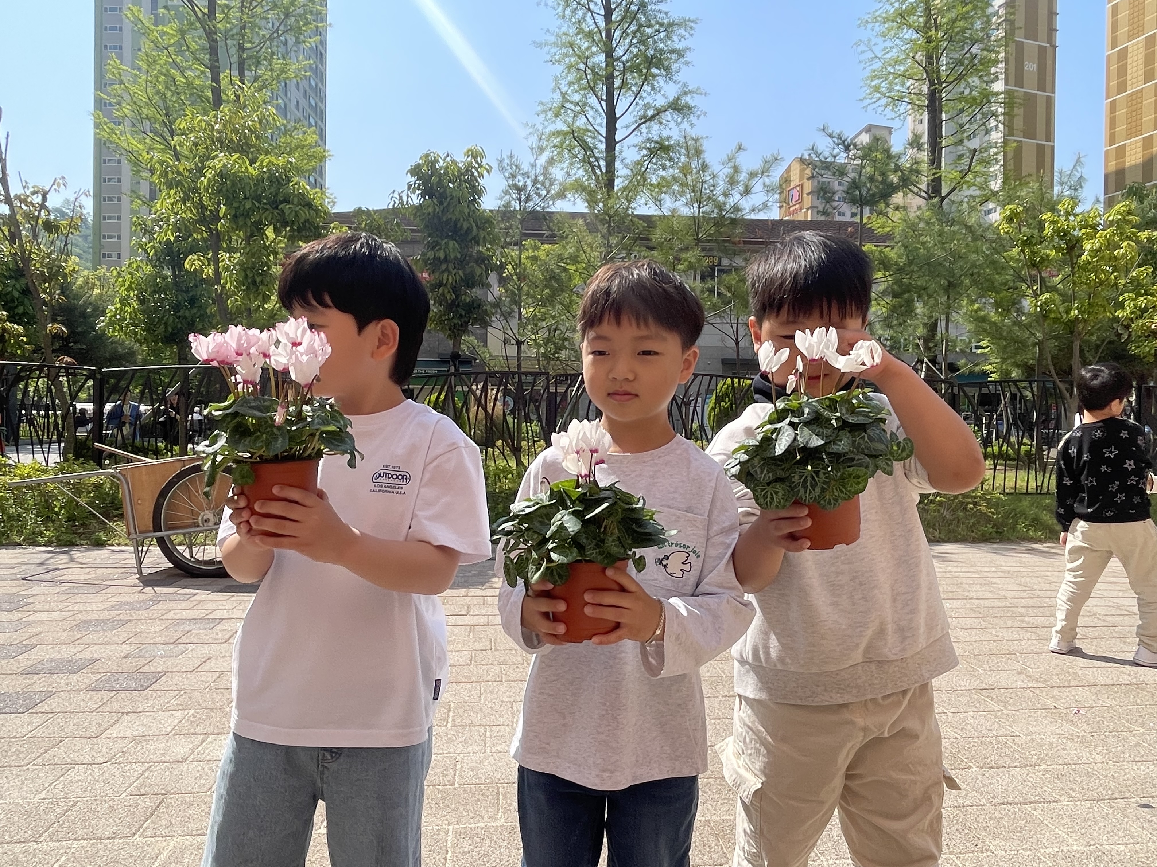 마산고운초병설유치원 생태교육- 꽃길을 걸어 텃밭으로 가는 우리 - 관련이미지1