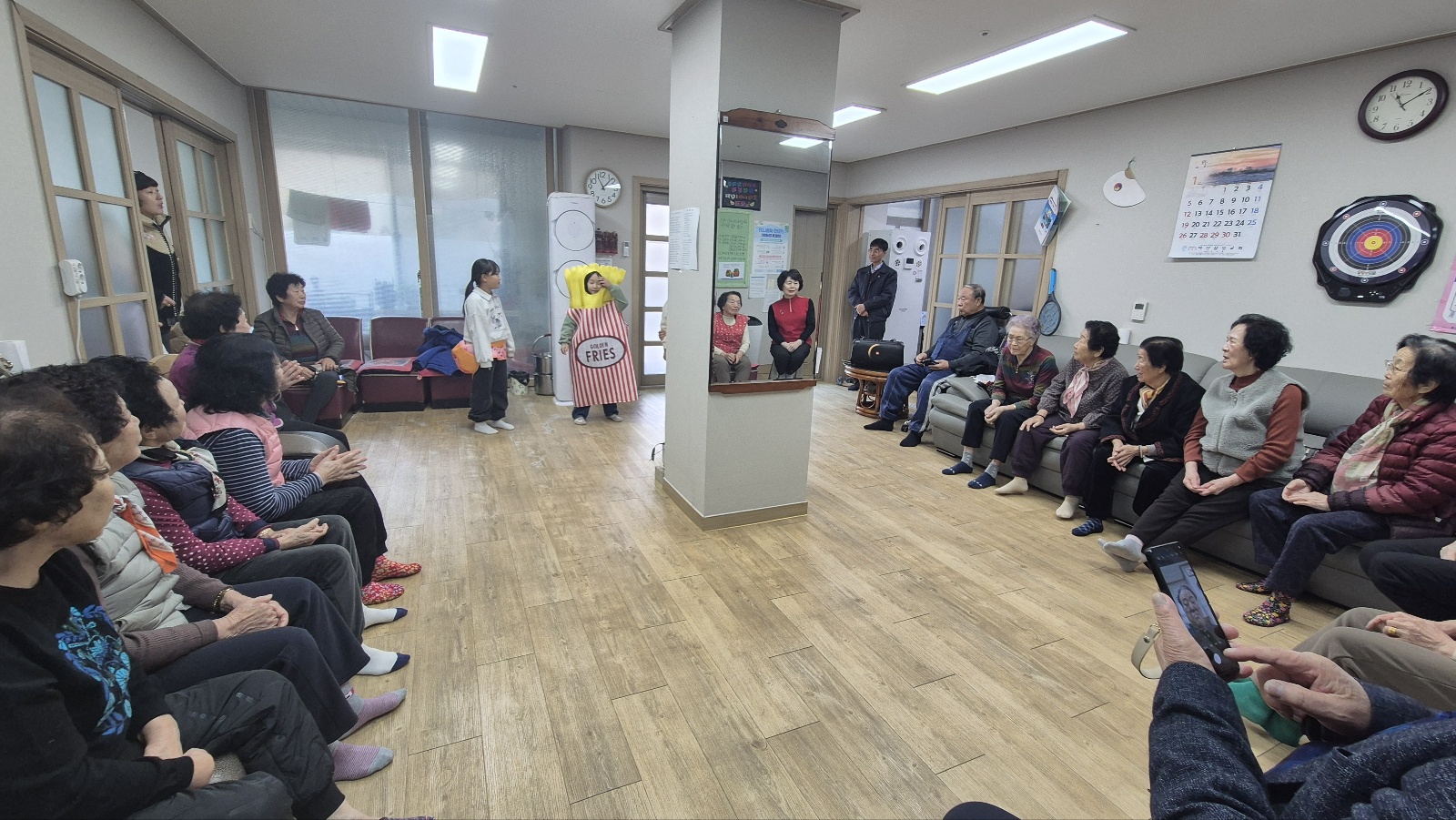 창원한들초, 학생의 따스한 이웃사랑 마음이 봉림동 마을에 퍼지다! - 관련이미지2