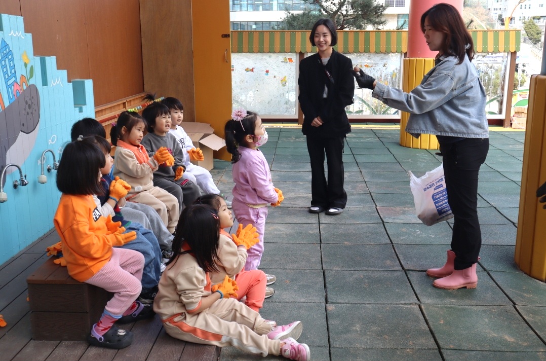거제용소초병설유치원 학부모회와 함께하는 사랑가득 텃밭 가꾸기! 텃밭을 가꾸며 생명과 환경의 소중함을 배워요! - 관련이미지1