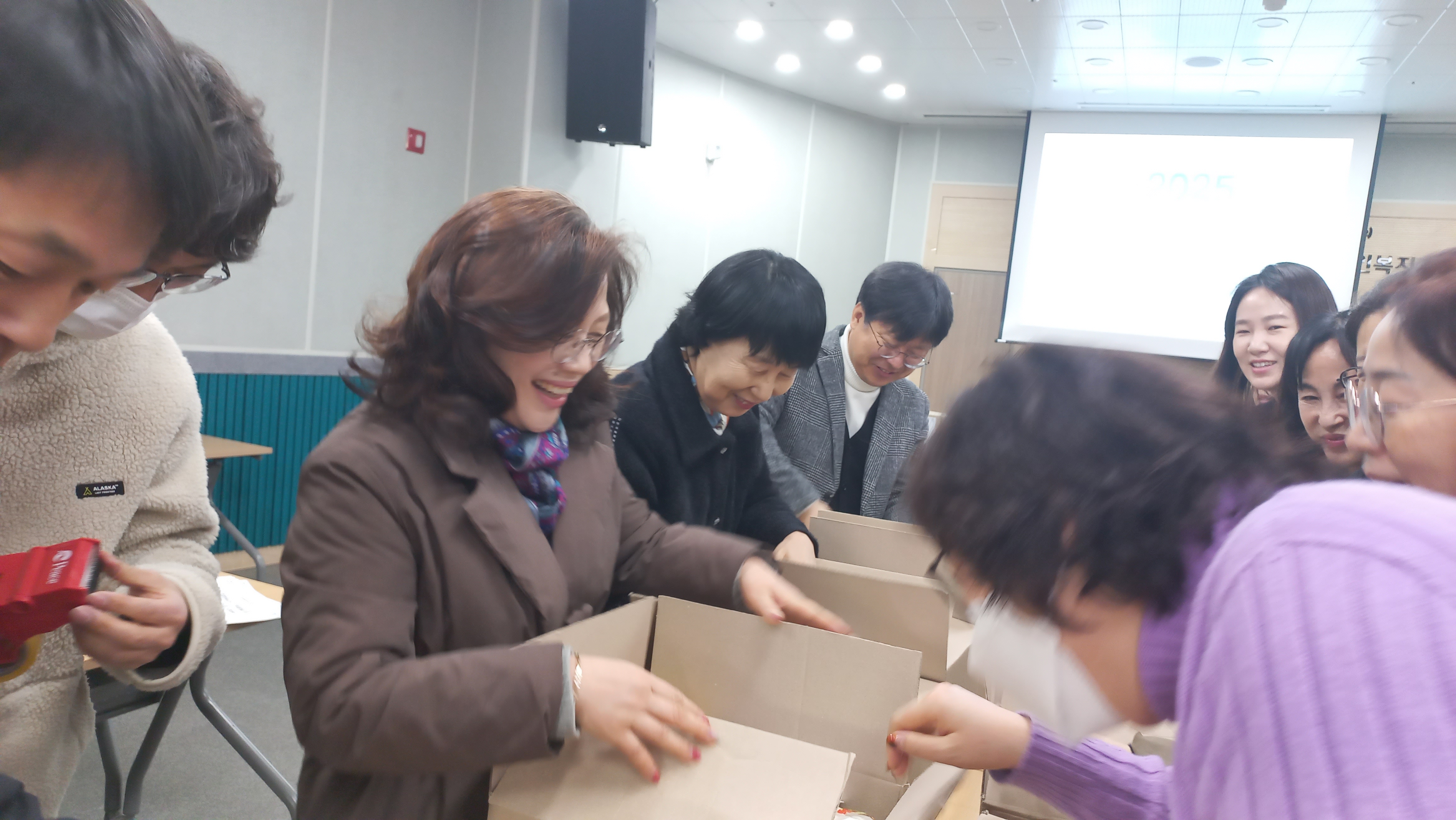 밀양교육지원청,  설명절 따뜻함을 담은 꾸러미 포장·전달 봉사 - 관련이미지1