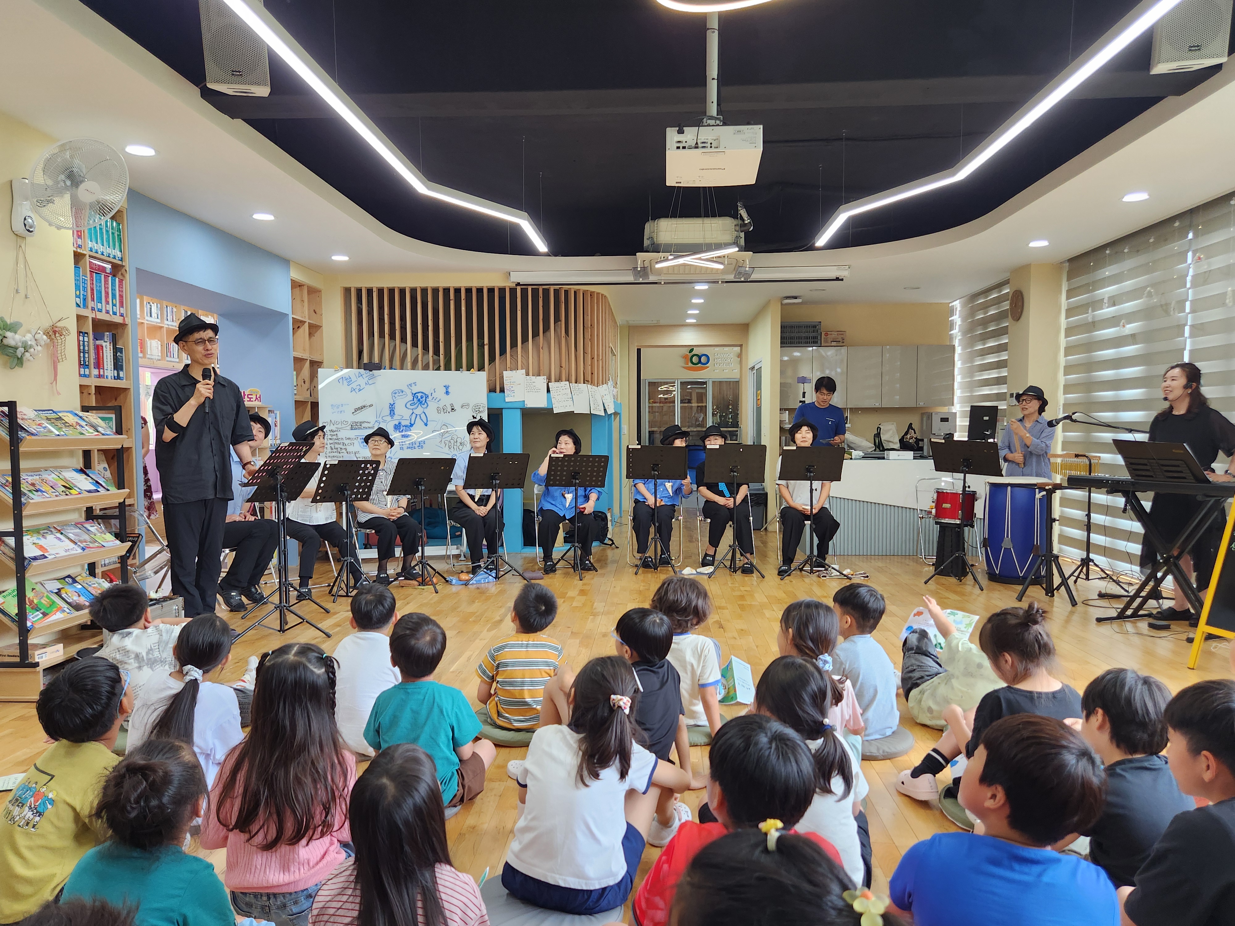 “선배의 마음을 오카리나 선율에 담아” 산외초, 세대를 잇는 문화예술 나눔행사 펼쳐 - 관련이미지1