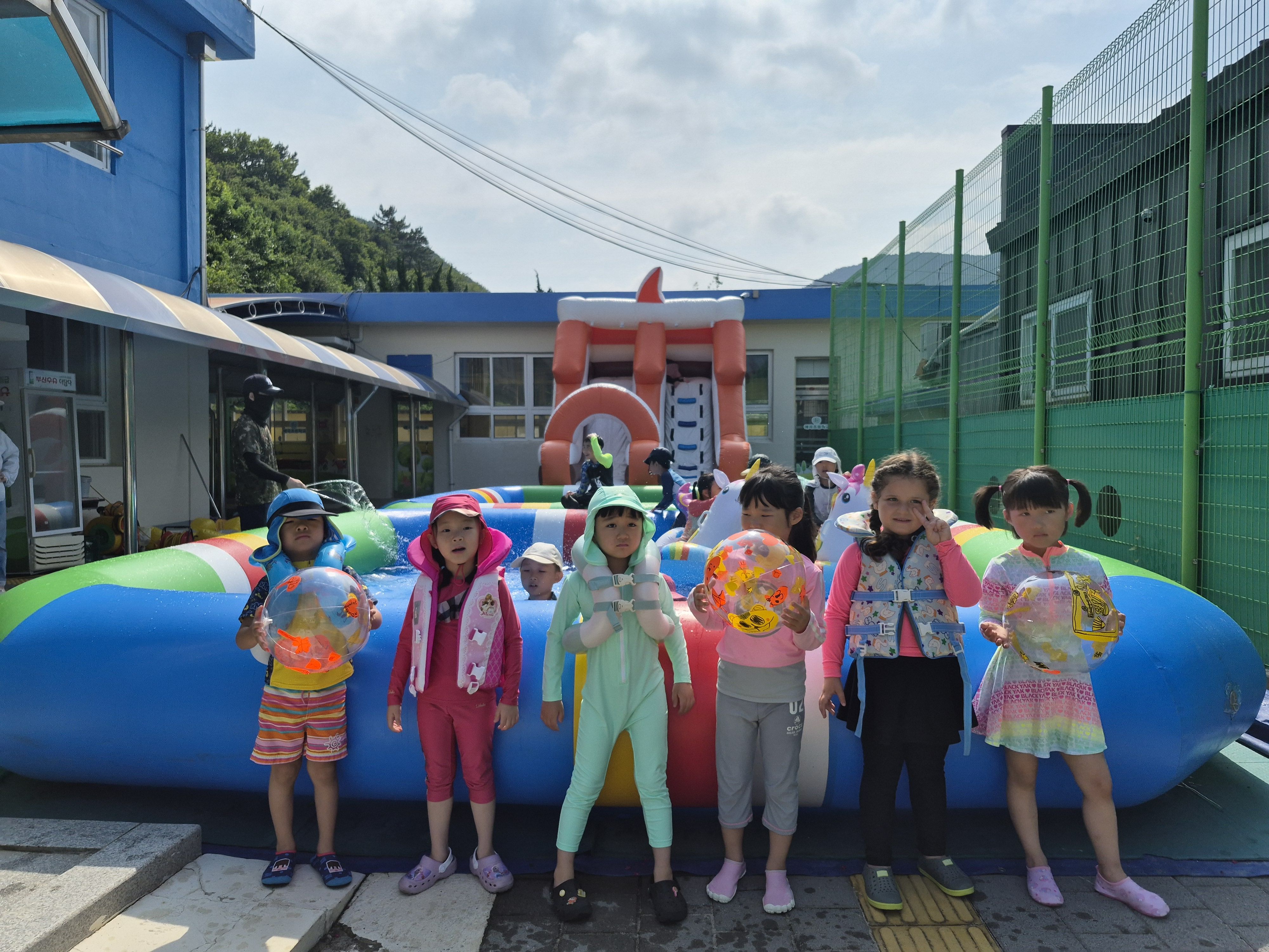 학교 운동장에 워터파크 개장, 신나는 물놀이 - 관련이미지1