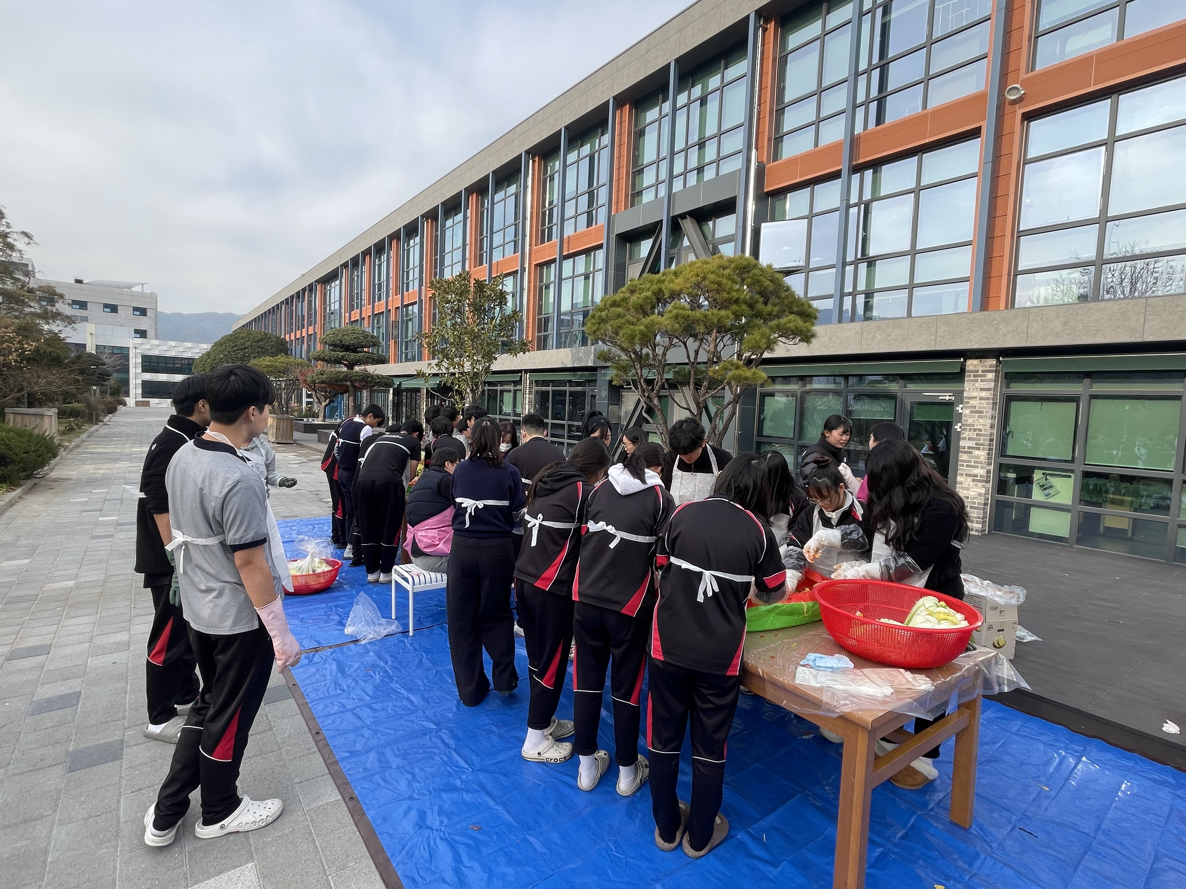 - “두 학기 동안 고맙게 먹었습니다.”  - 텃밭 배추로 김치 담가, 급식소 어머니께 선물한 학생들 - 관련이미지2